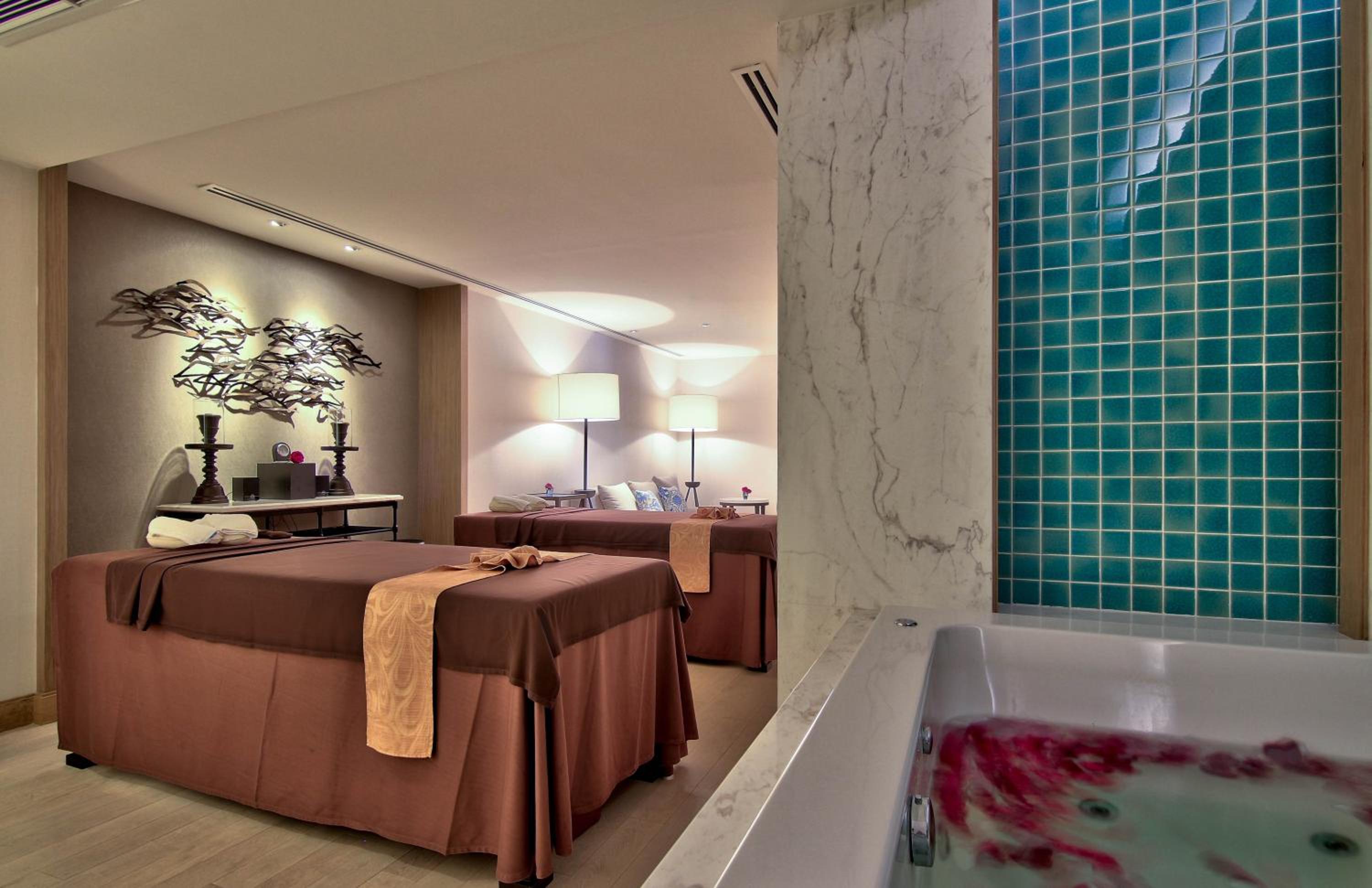 Junior Suite with Lounge Access thumbnail 6