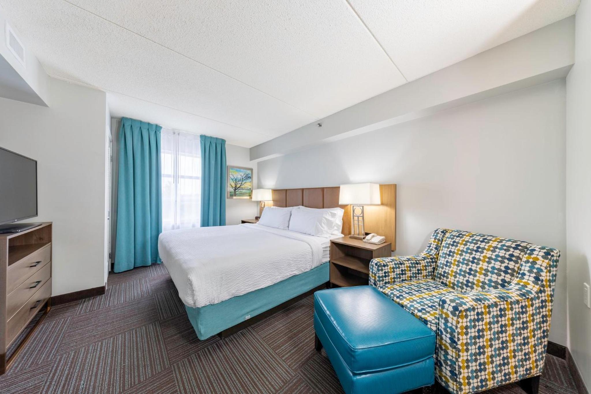 Two-Bedroom Suite thumbnail 5