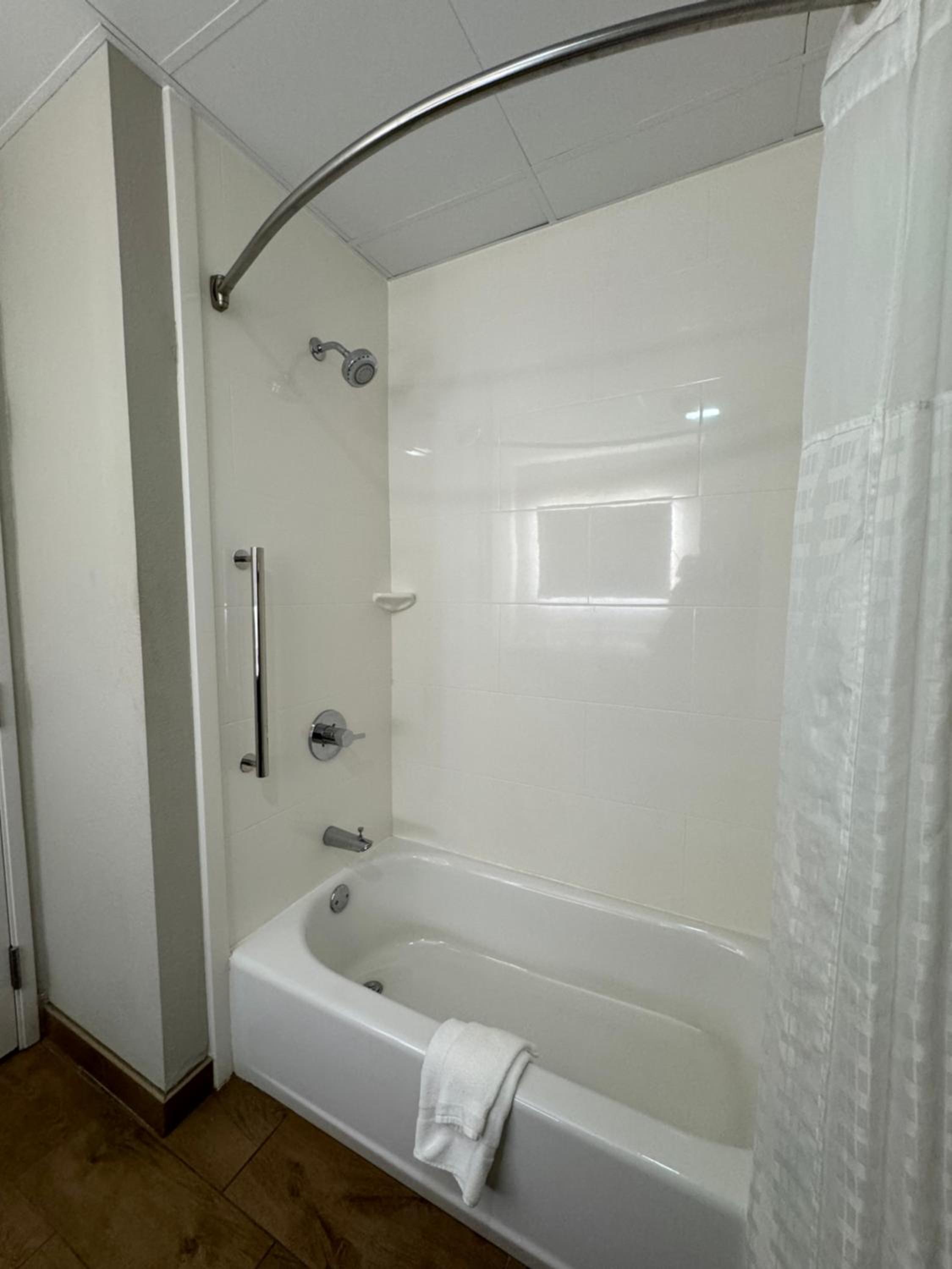 Queen Room with Two Queen Beds and Bath Tub - Mobility Accessible/Non-Smoking