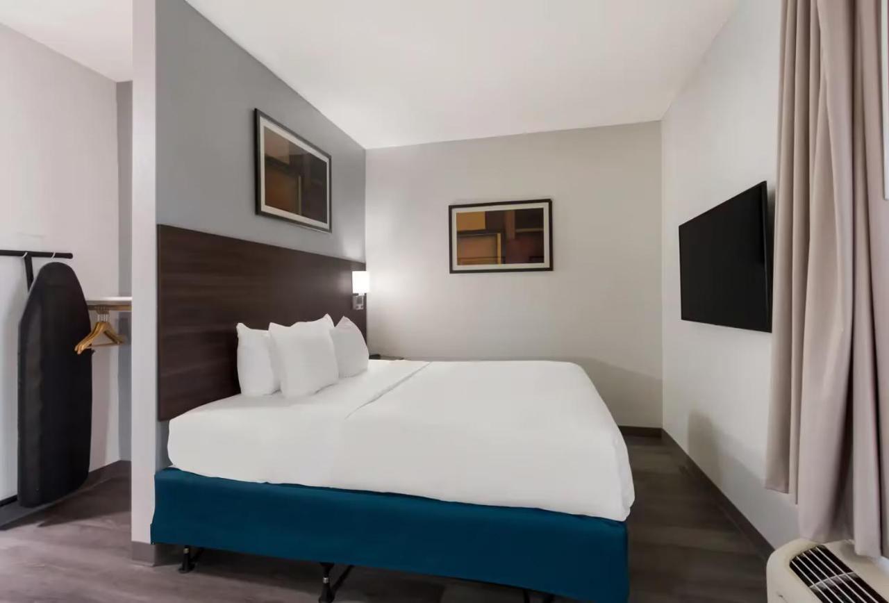 Efficiency King Room with Roll-in Shower - Accessible/Non Smoking - Photo 3