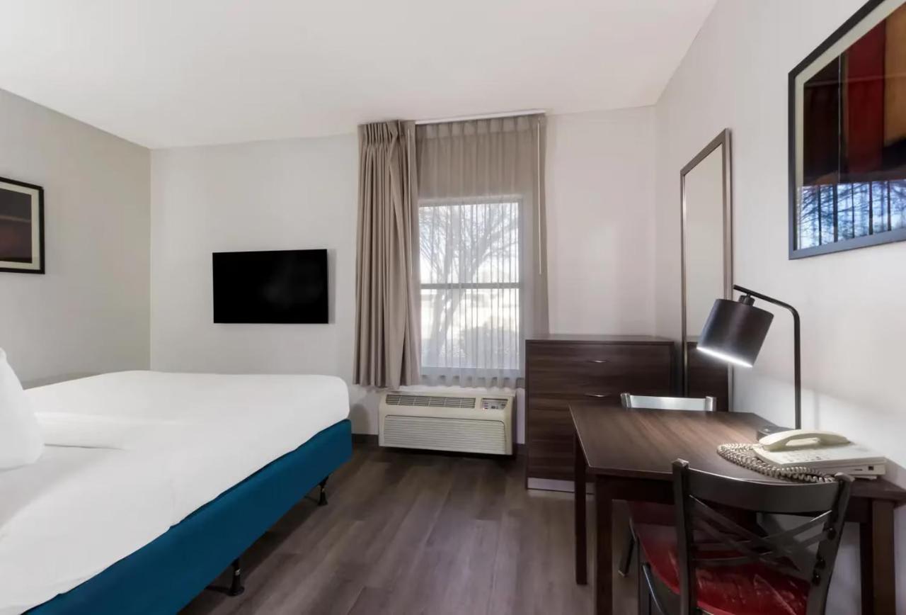 Efficiency King Room with Roll-in Shower - Accessible/Non Smoking - Photo 4