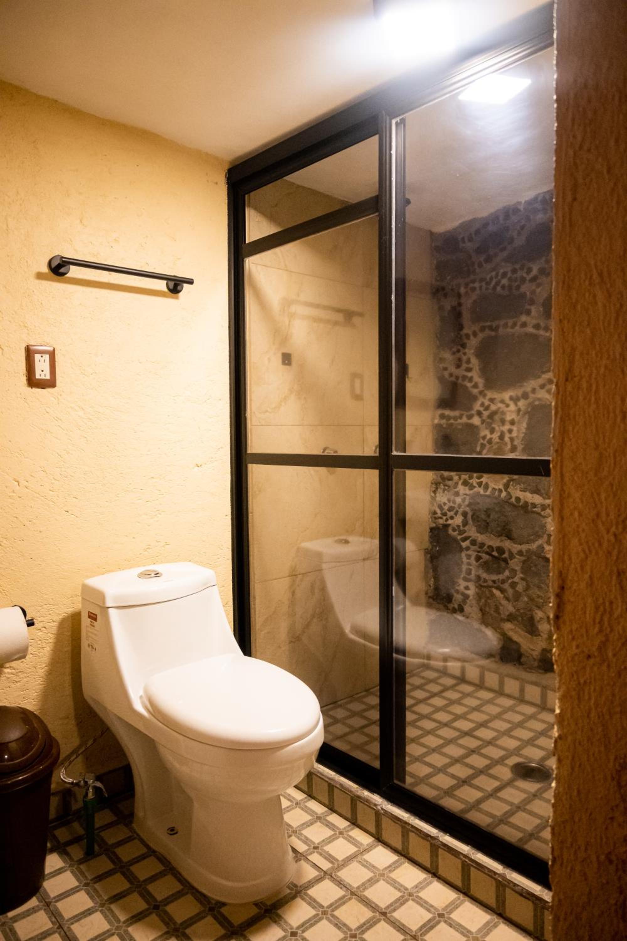 Standard Double Room - Photo 8