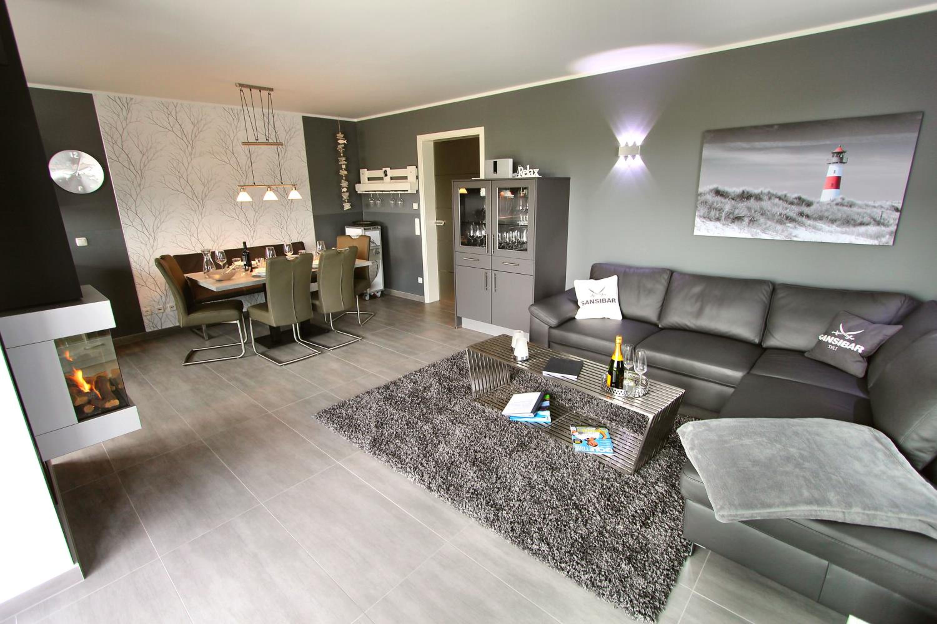 Three-Bedroom House photo 3
