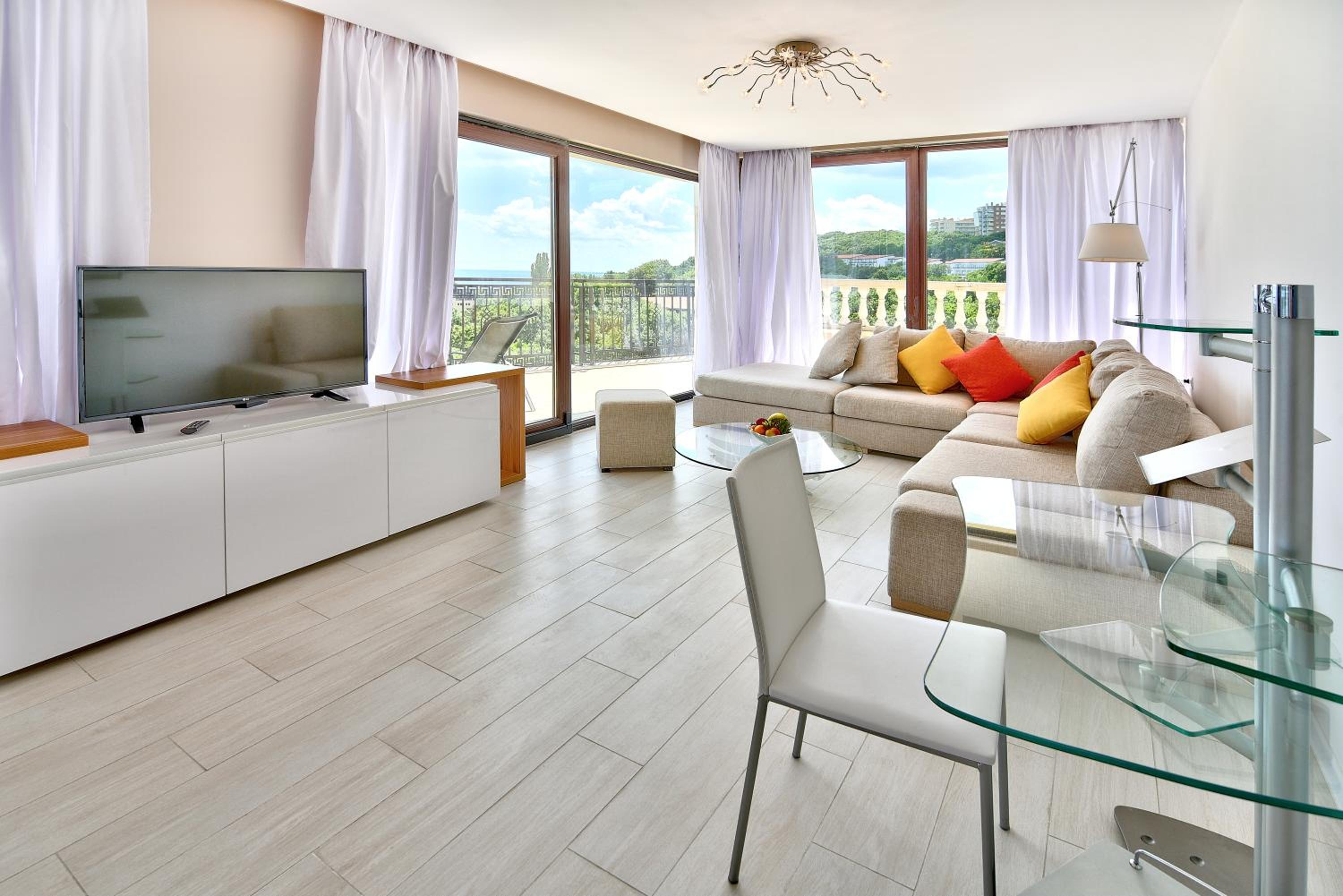 Luxury Two-Bedroom Apartment - Free Aquapark & Beach Access