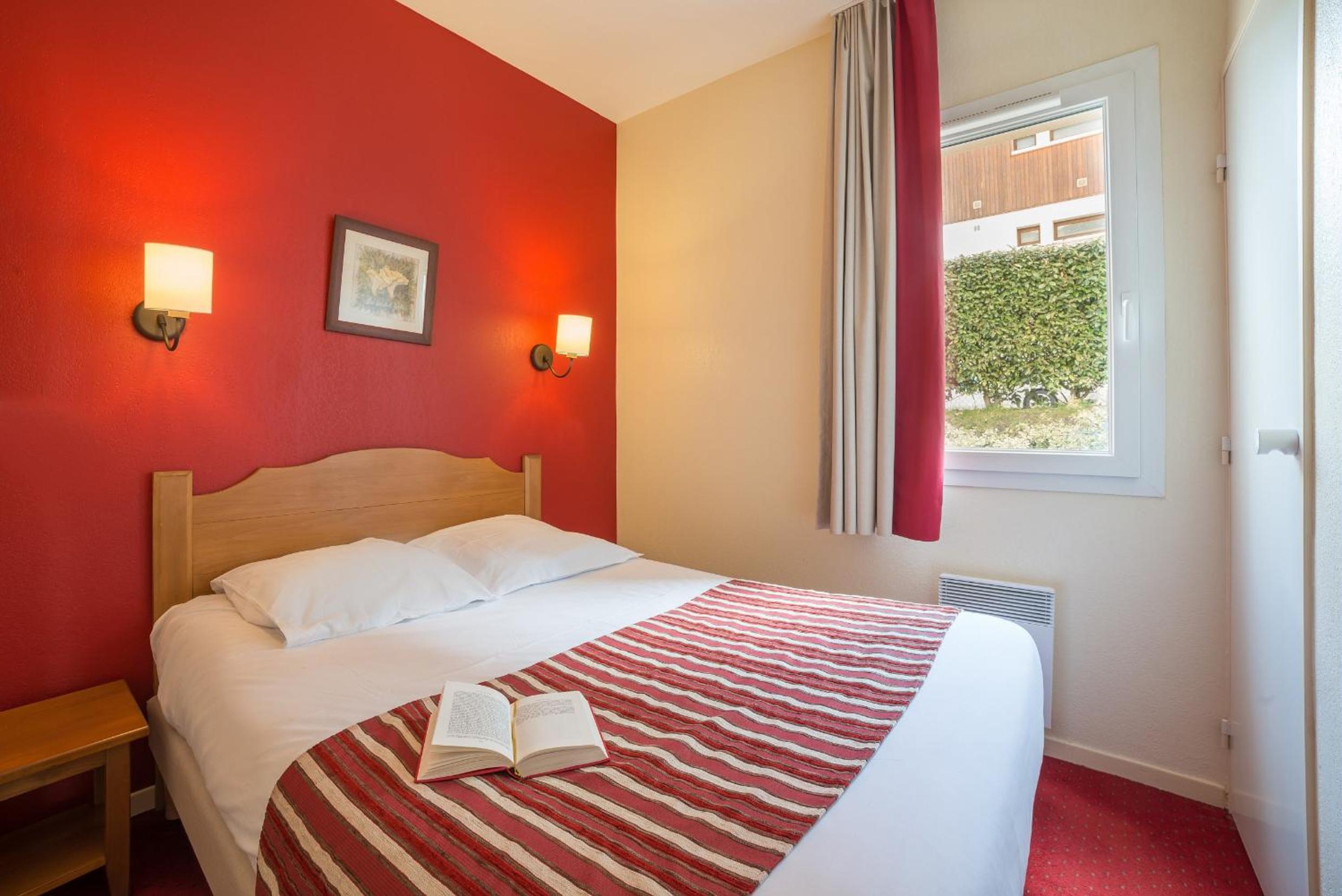 One-Bedroom Apartment with Sleeping Alcove and Balcony (6 People)