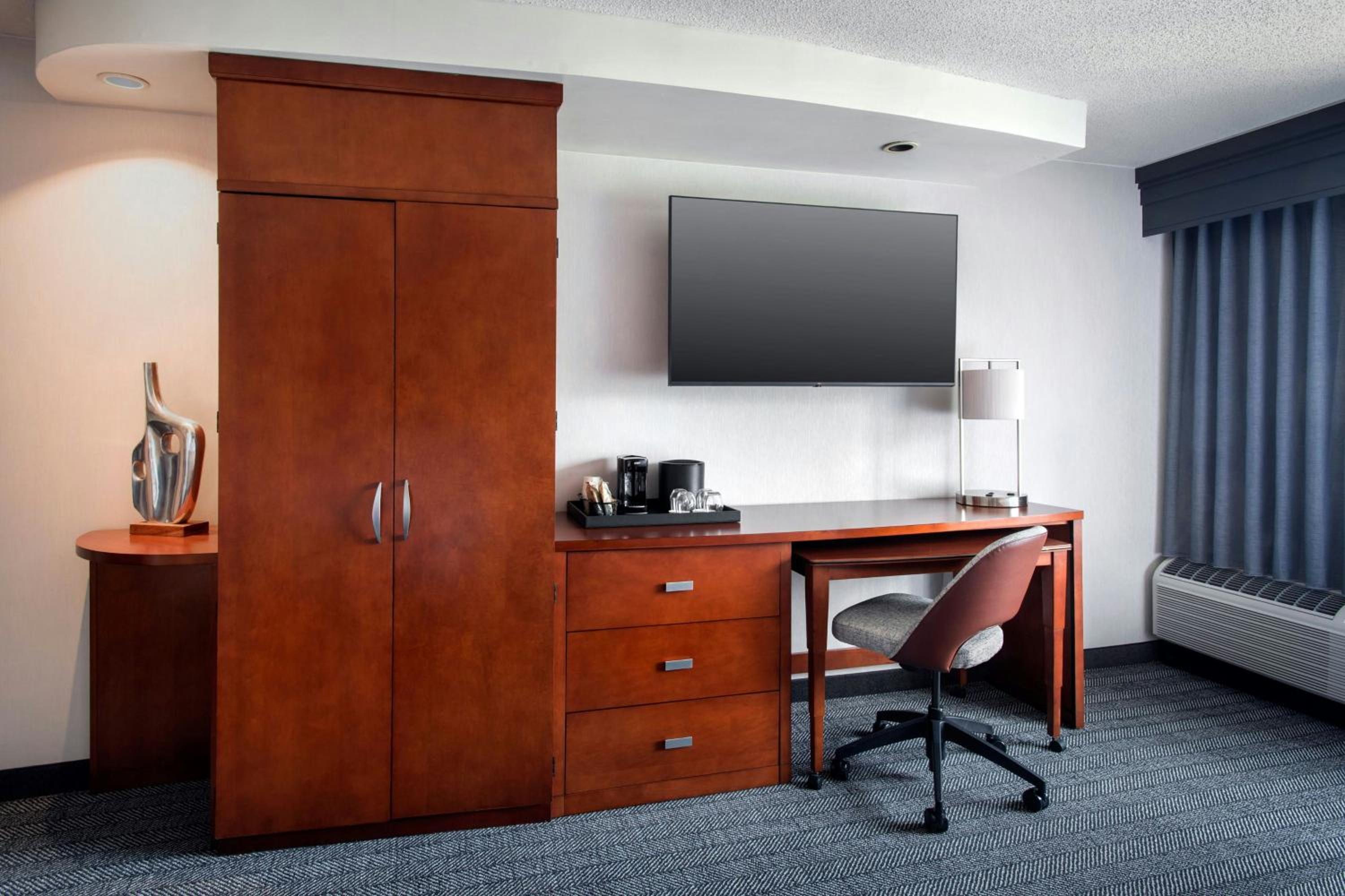 King Room with Sofa Bed and Adapted Tub - Mobility Accessible photo 2