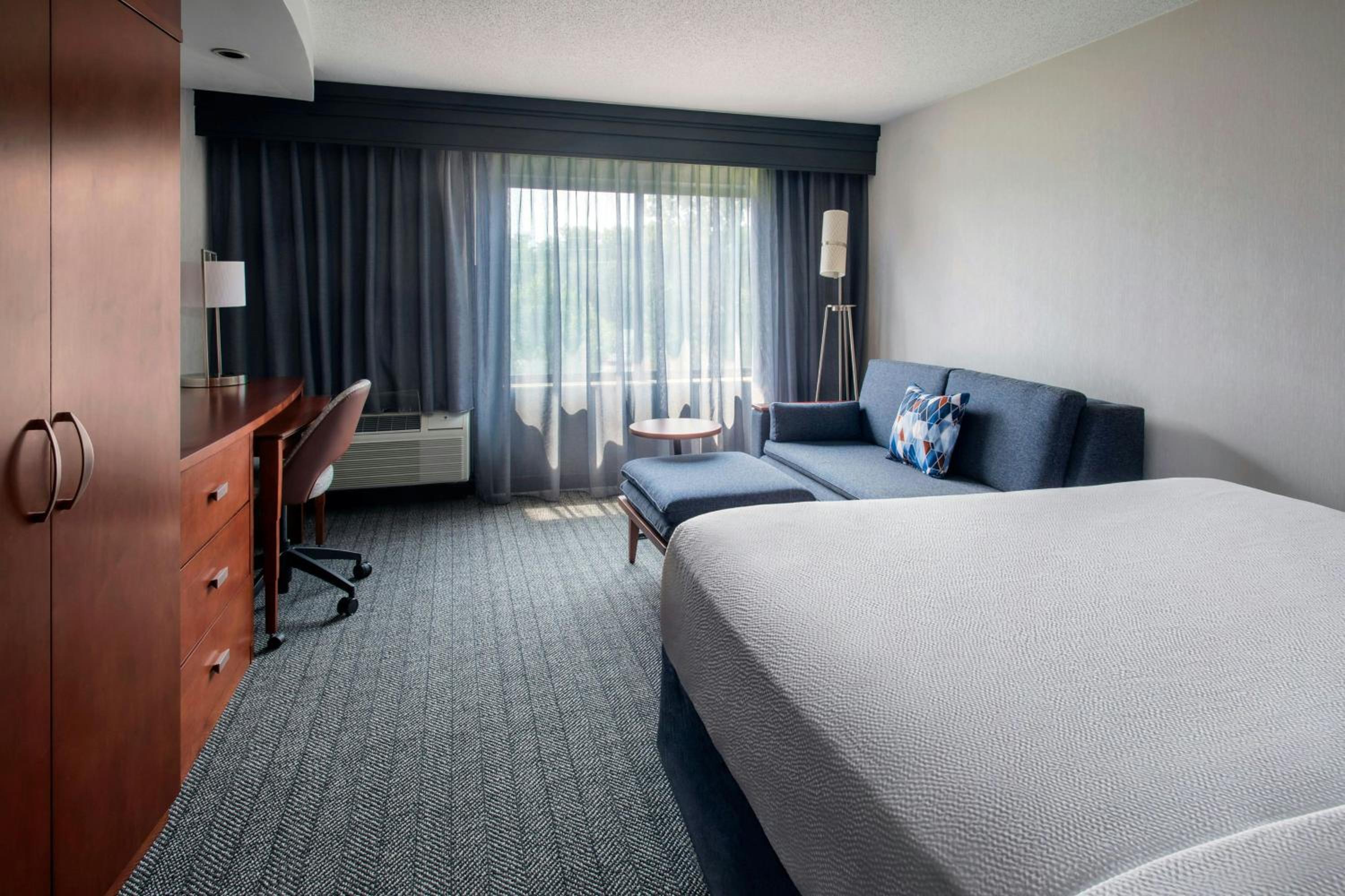 King Room with Sofa Bed and Adapted Tub - Mobility Accessible photo 1