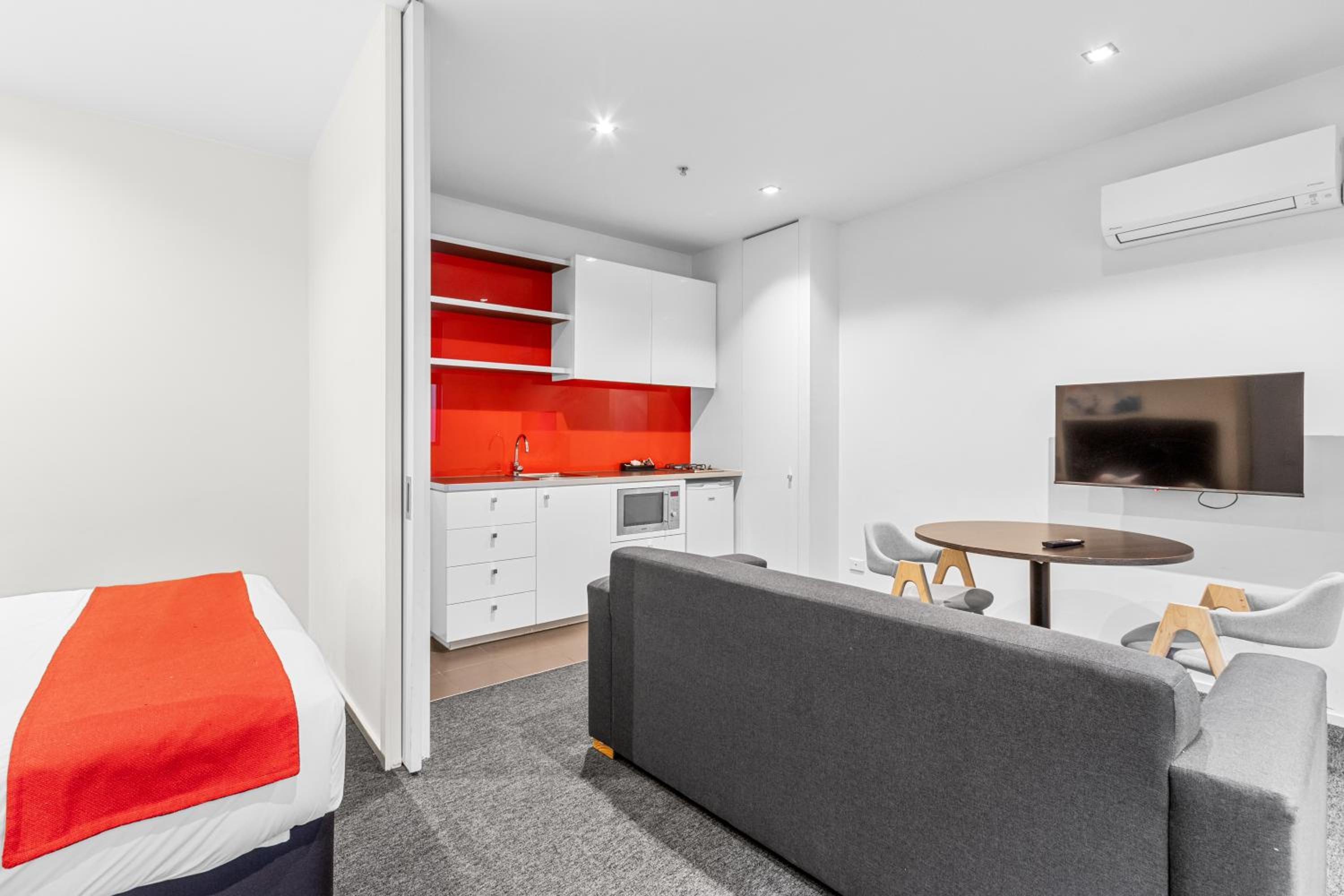 One Bedroom Apartments with Sofa bed, Balcony and City View - Photo 8
