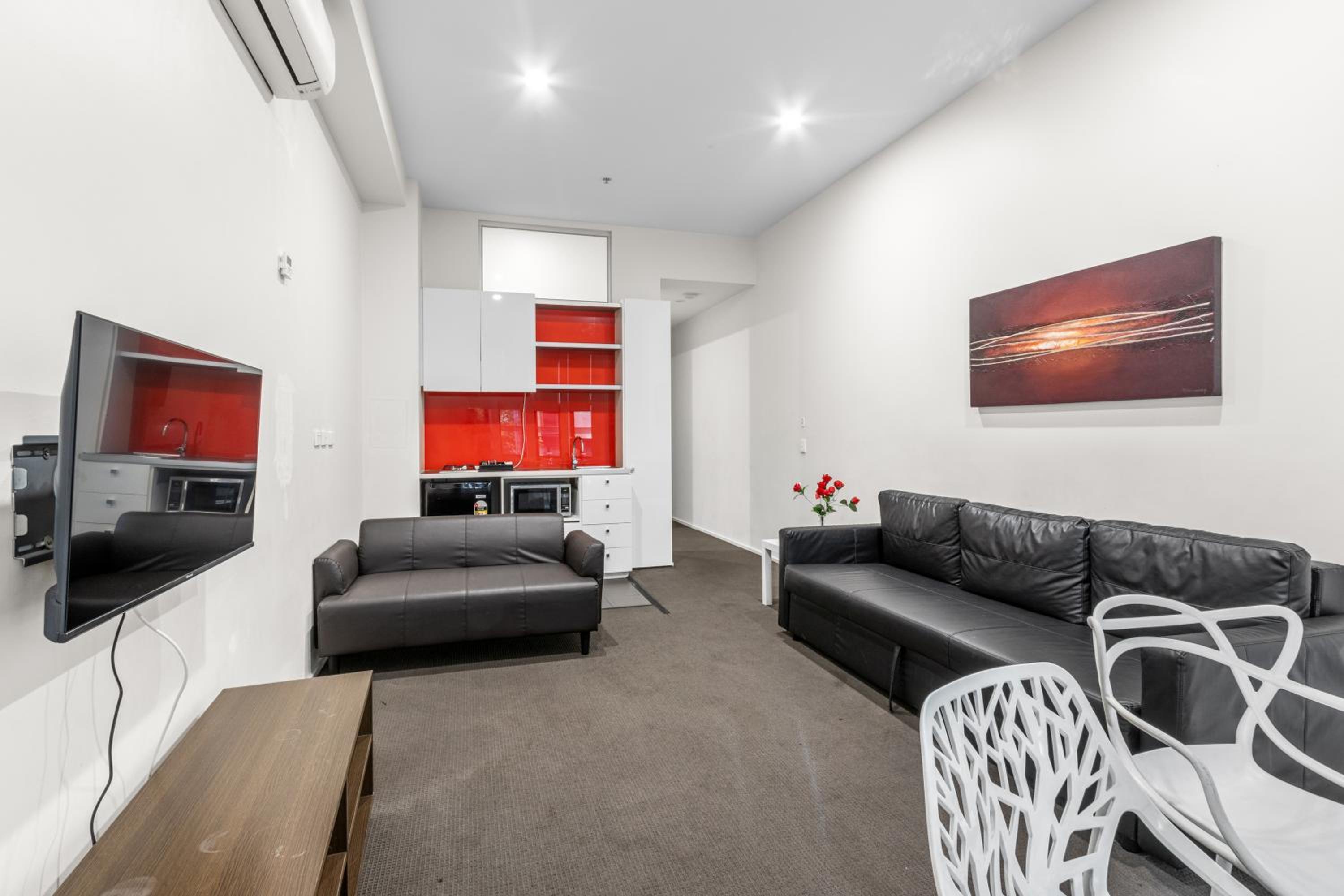 Two Bedroom Apartment with City View - Photo 9