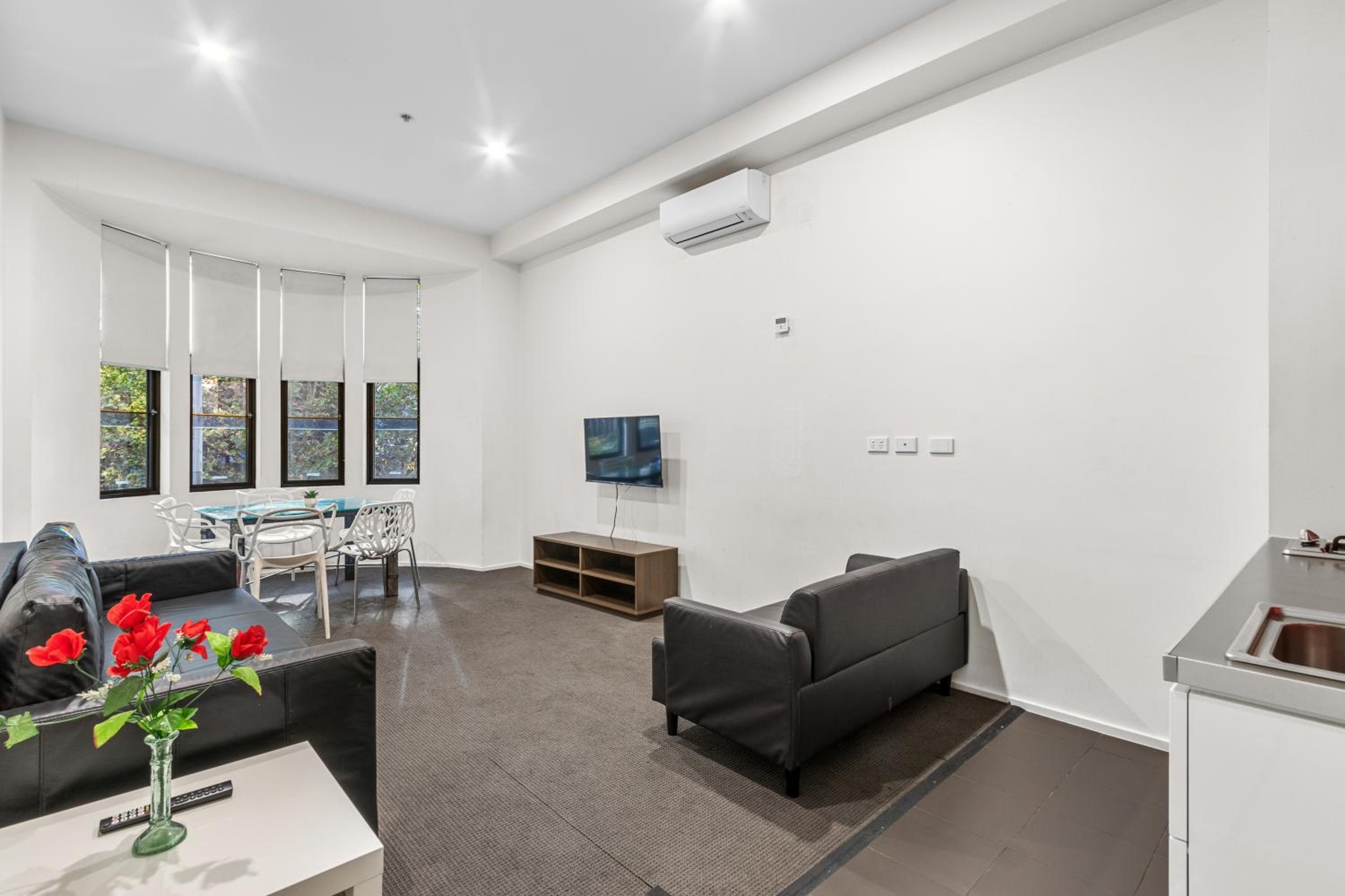 Two Bedroom Apartment with City View - Photo 10