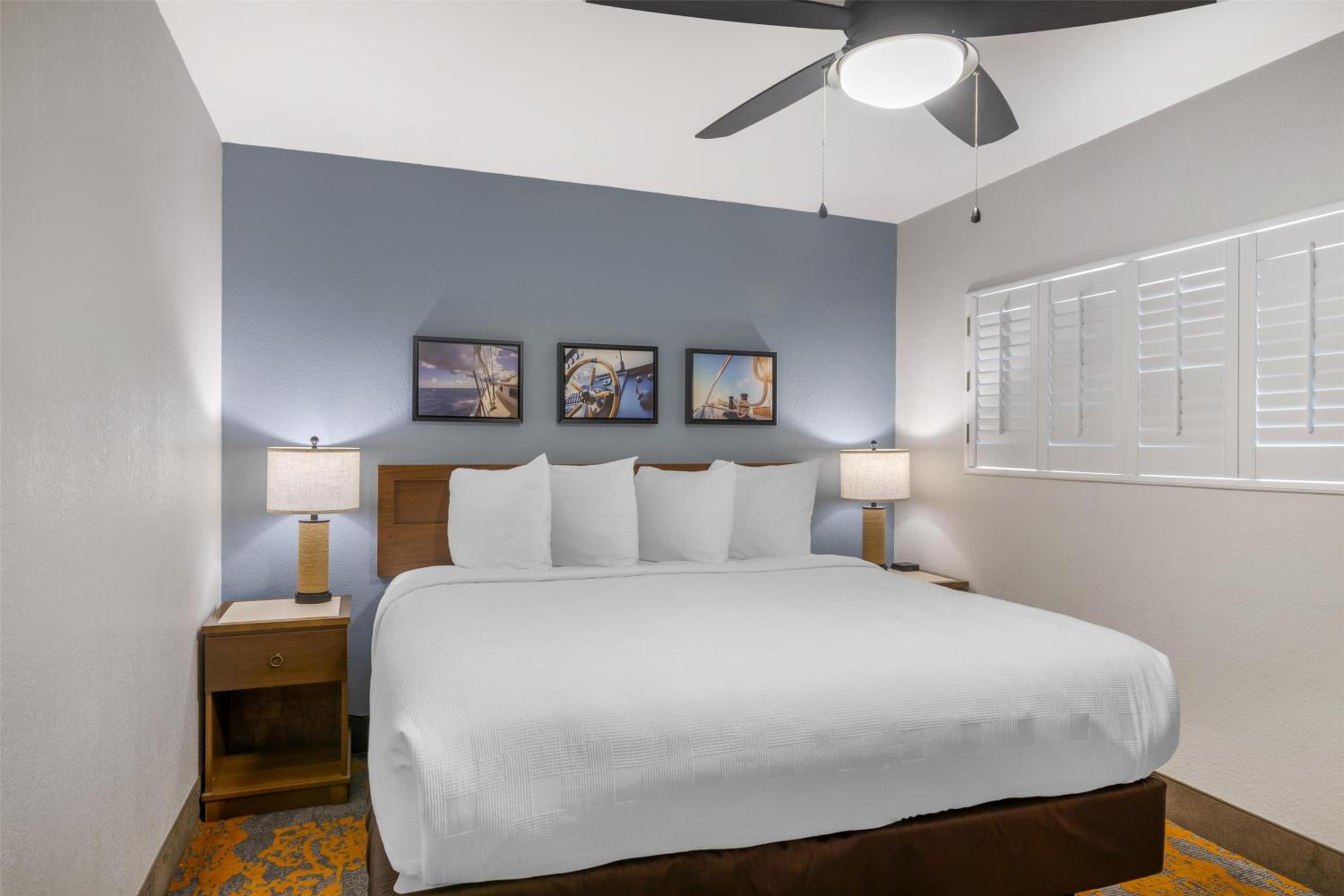 Two-Bedroom Suite with One King and Two Double Beds, Sofa Bed and Full Kitchen - Non-Smoking - Photo 2