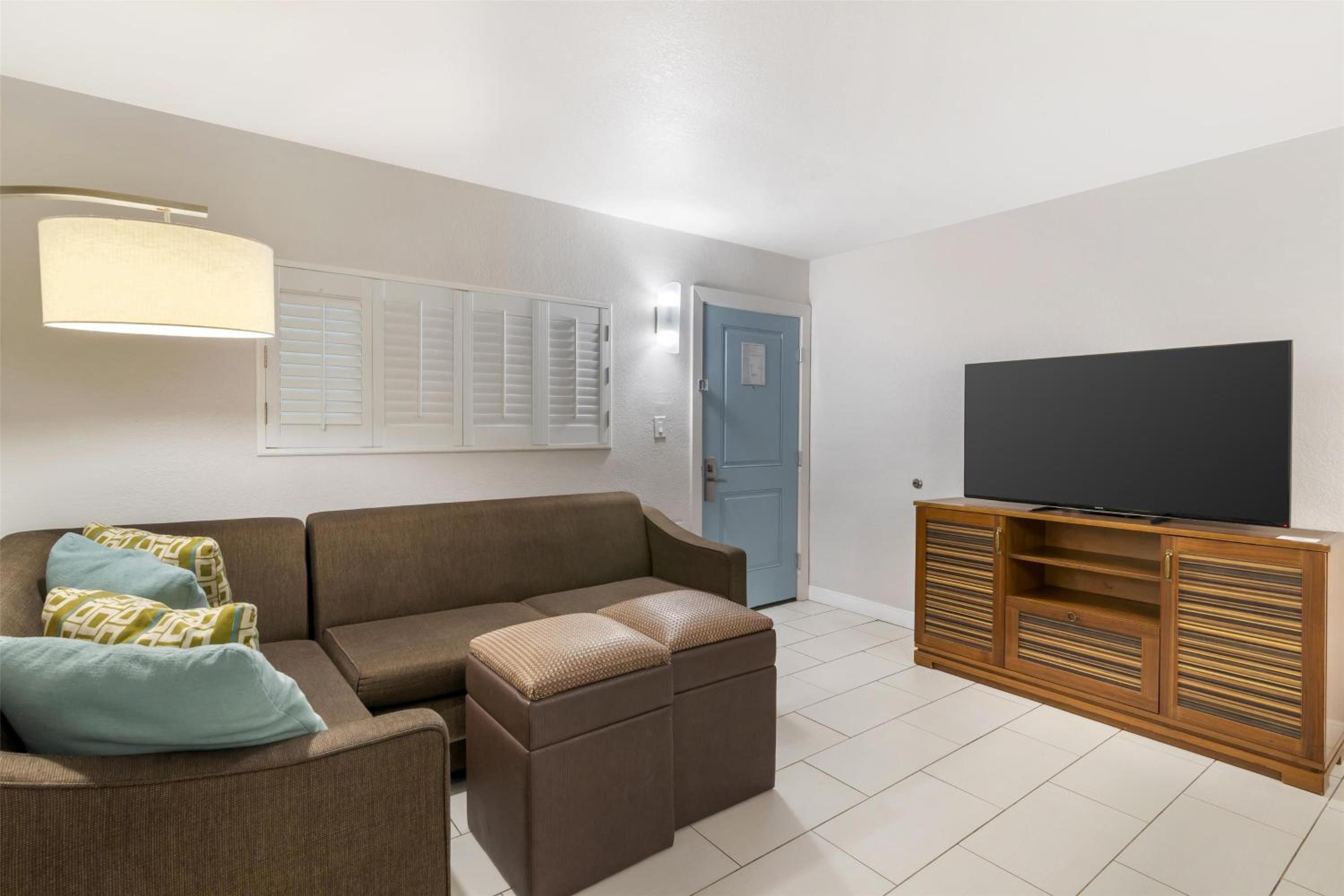 Two-Bedroom Suite with One King and Two Double Beds, Sofa Bed and Full Kitchen - Non-Smoking - Photo 3