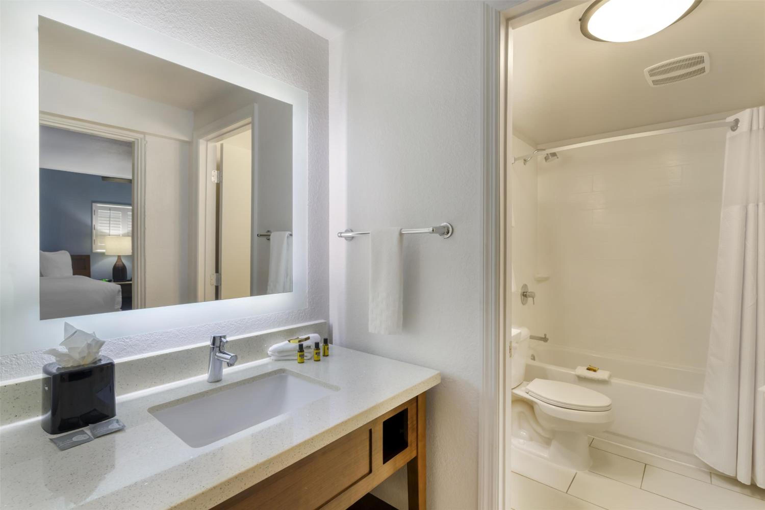 One-Bedroom Suite with Two Double Beds, Sofa Bed and Full Kitchen - Non-Smoking - Photo 5