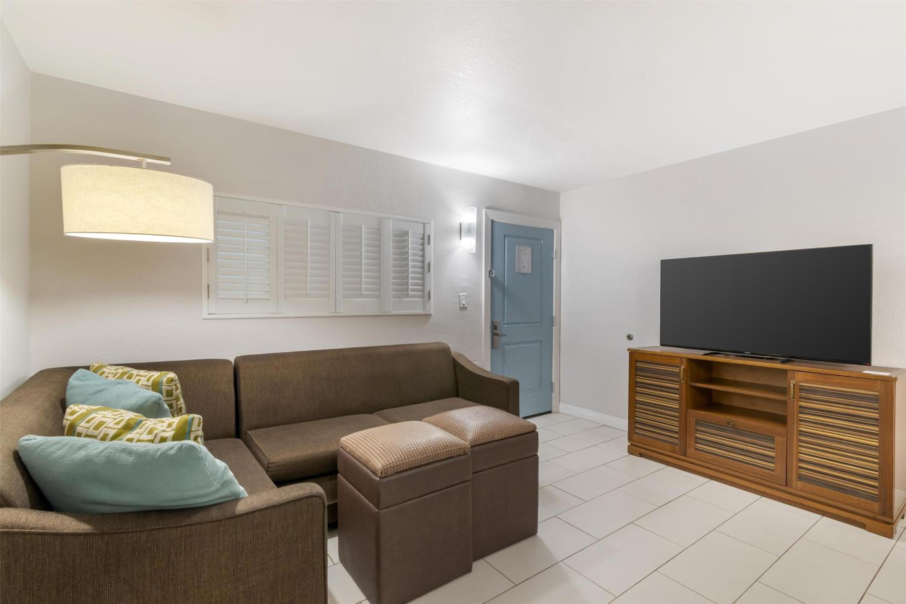 One-Bedroom Suite with Two Double Beds, Sofa Bed and Full Kitchen - Non-Smoking - Photo 2