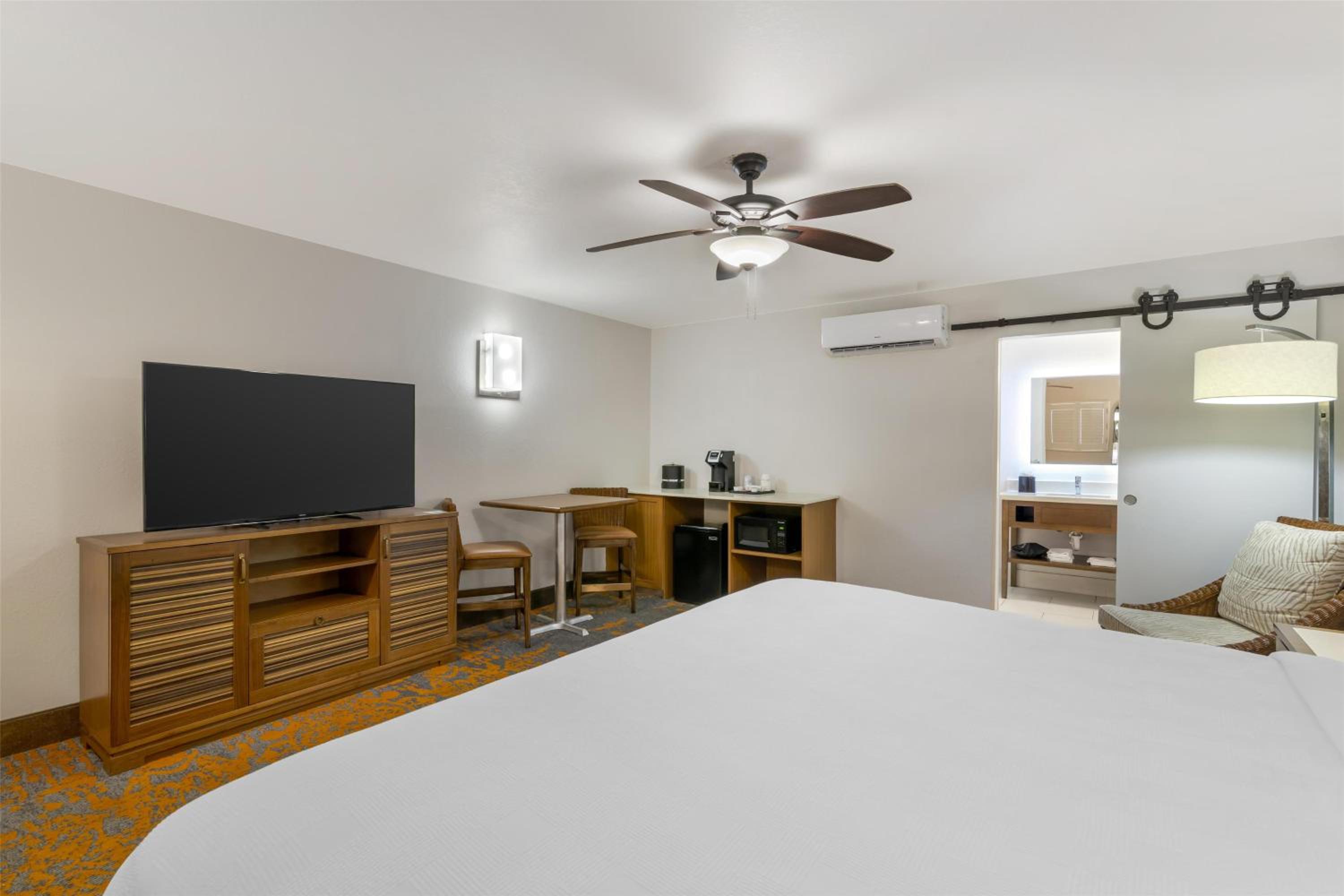 King Room - Non-Smoking - Photo 2