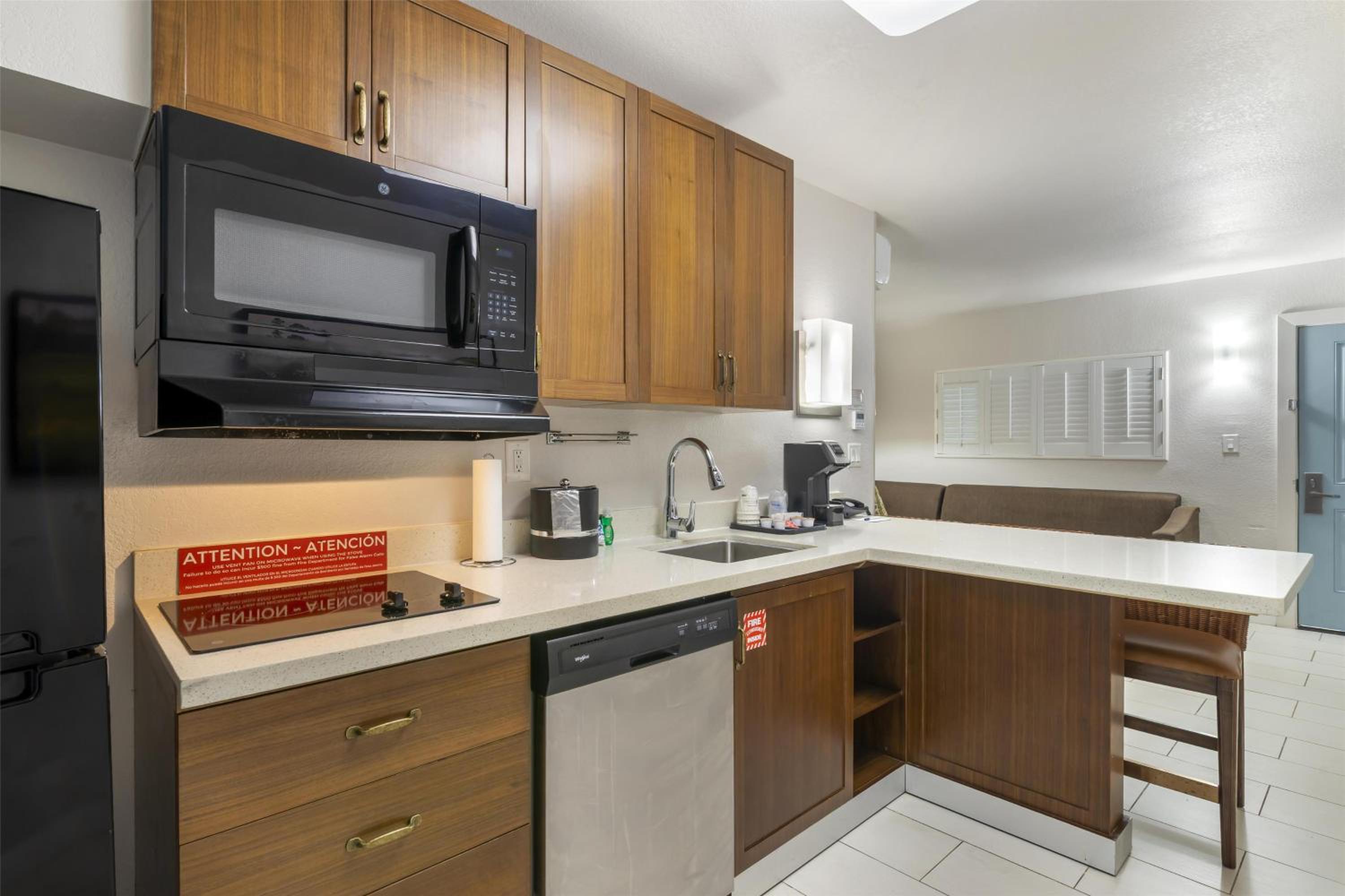 One-Bedroom King Suite with Sofa Bed and Full Kitchen - Disability Access/Non-Smoking - Photo 1