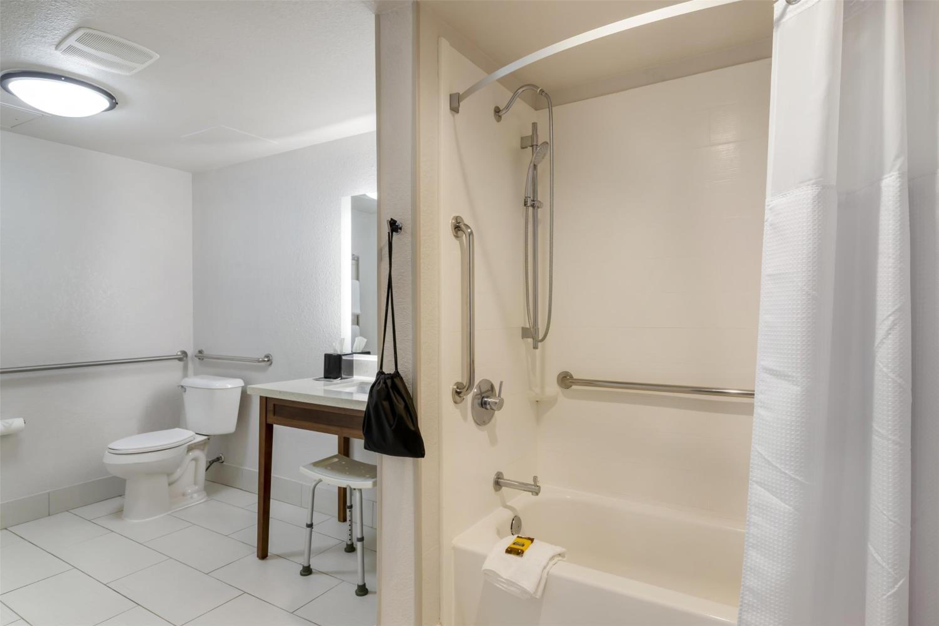 One-Bedroom King Suite with Sofa Bed and Full Kitchen - Disability Access/Non-Smoking - Photo 6