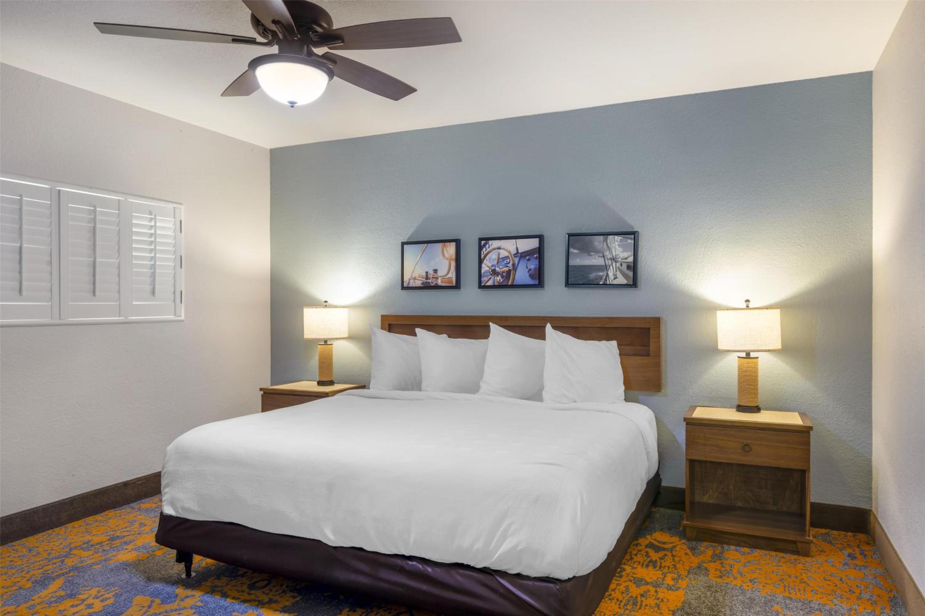One-Bedroom King Suite with Sofa Bed and Full Kitchen - Disability Access/Non-Smoking - Photo 2