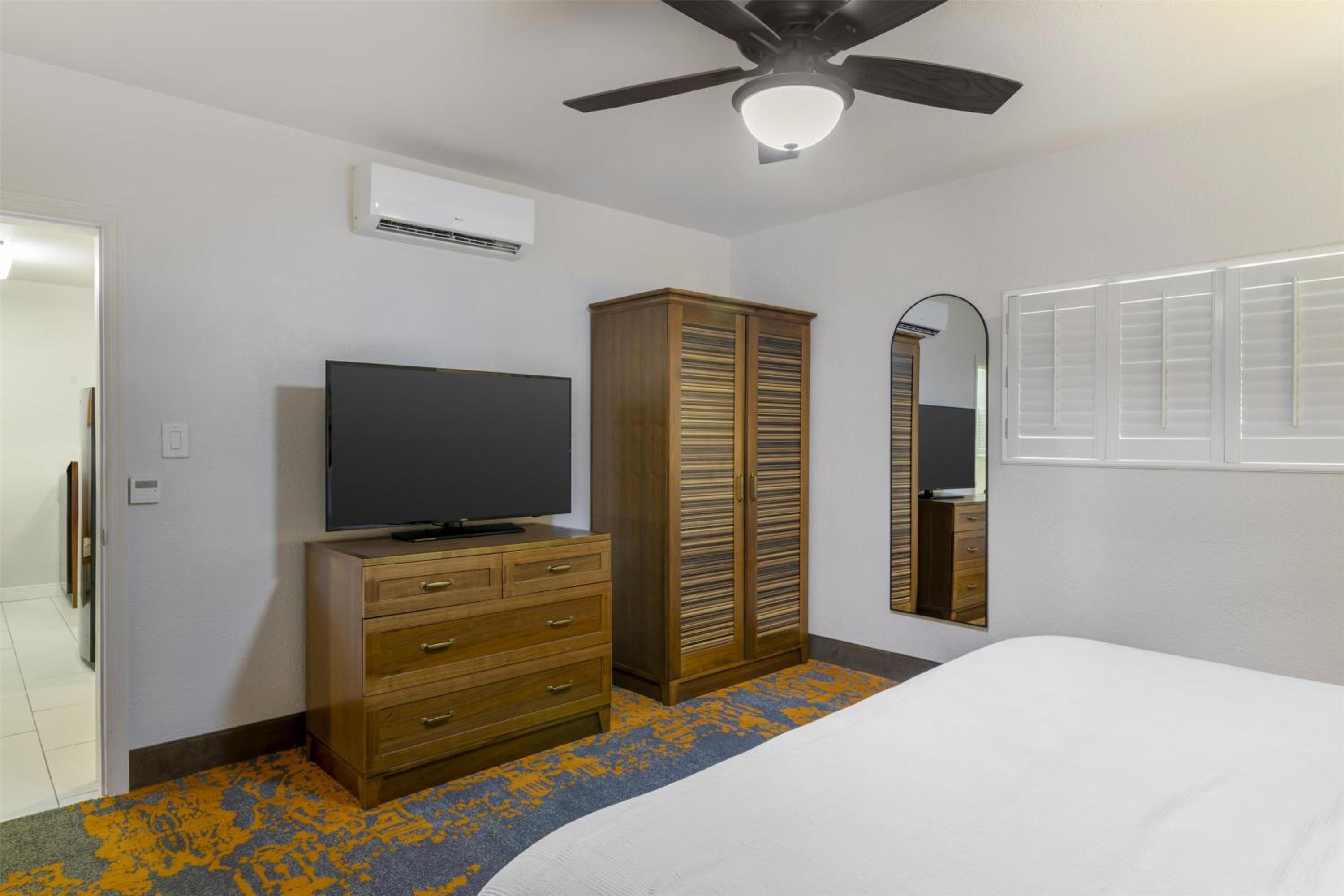 One-Bedroom King Suite with Sofa Bed and Full Kitchen - Disability Access/Non-Smoking - Photo 3