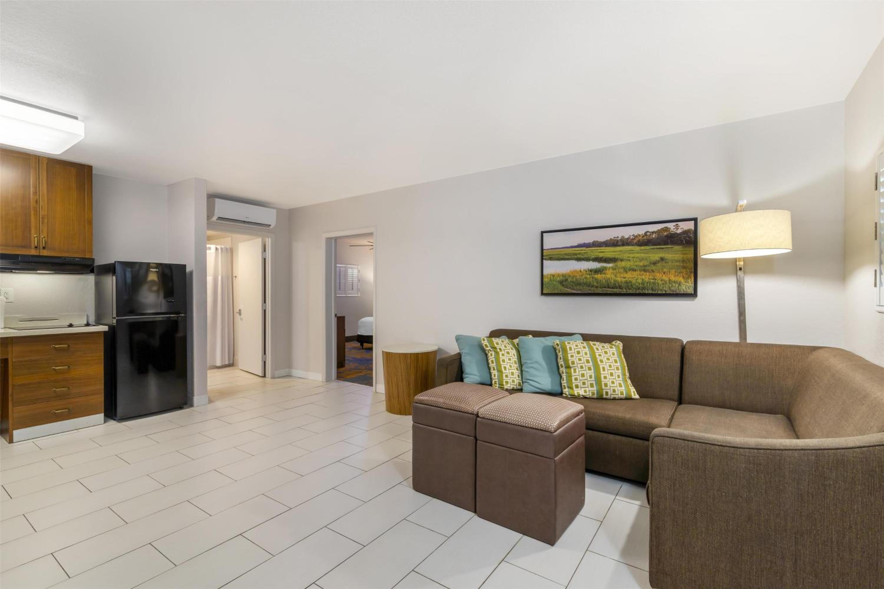 One-Bedroom King Suite with Sofa Bed and Full Kitchen - Disability Access/Non-Smoking - Photo 4