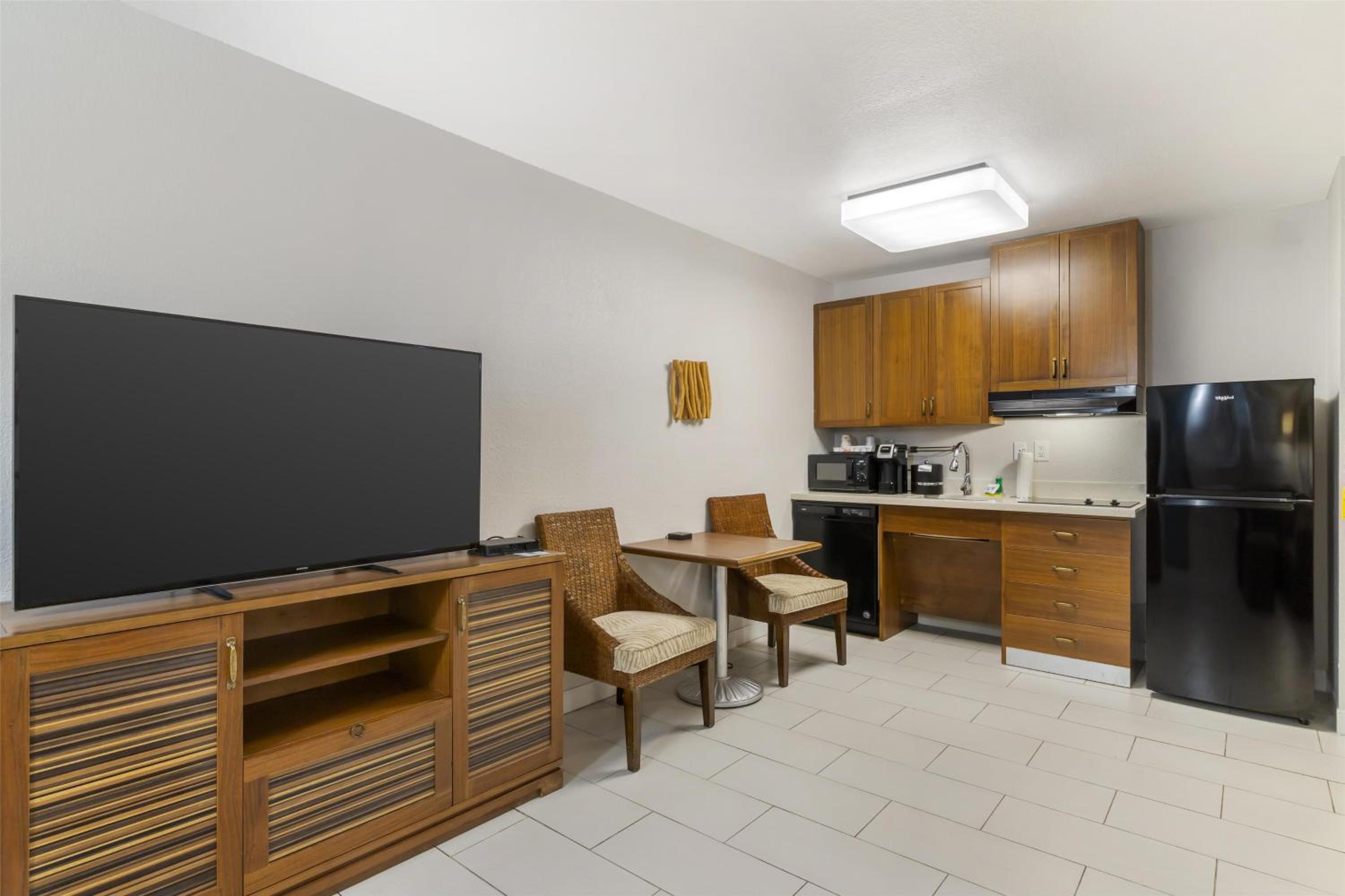 One-Bedroom King Suite with Sofa Bed and Full Kitchen - Disability Access/Non-Smoking - Photo 5