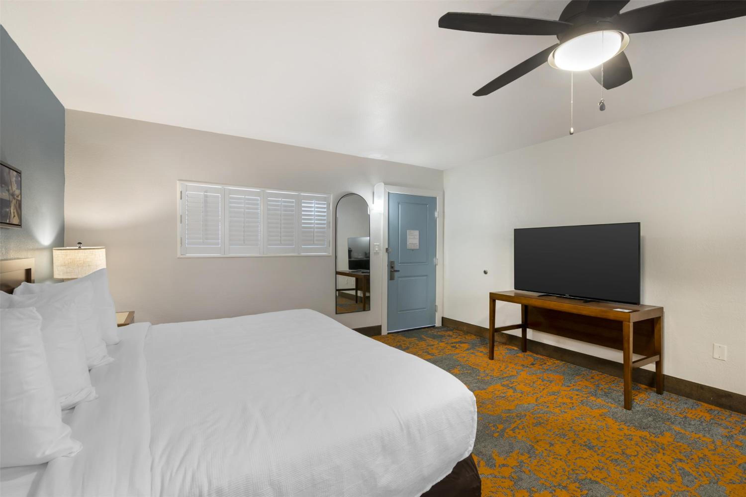 King Room with Roll-in Shower - Disability Access/Non-Smoking - Photo 4