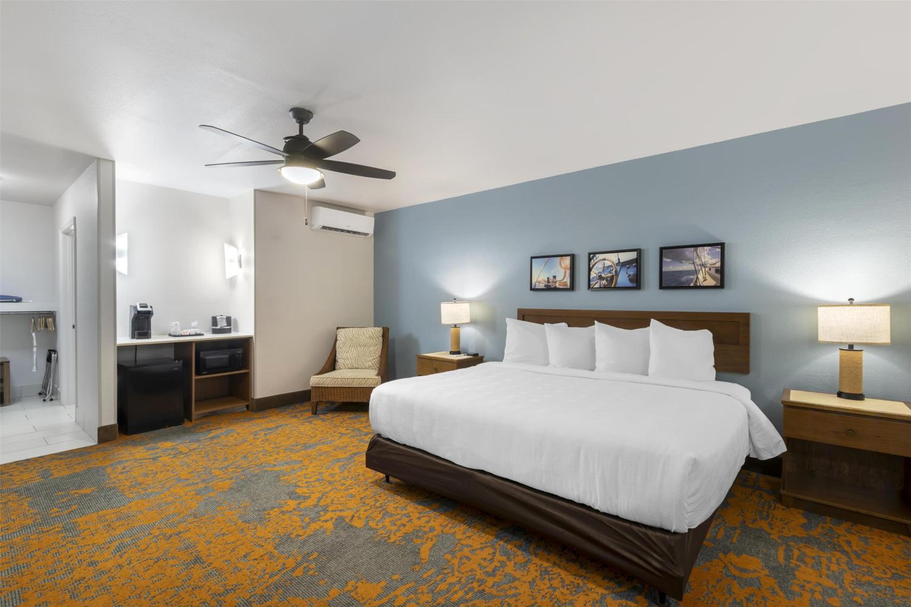 King Room with Roll-in Shower - Disability Access/Non-Smoking - Photo 1