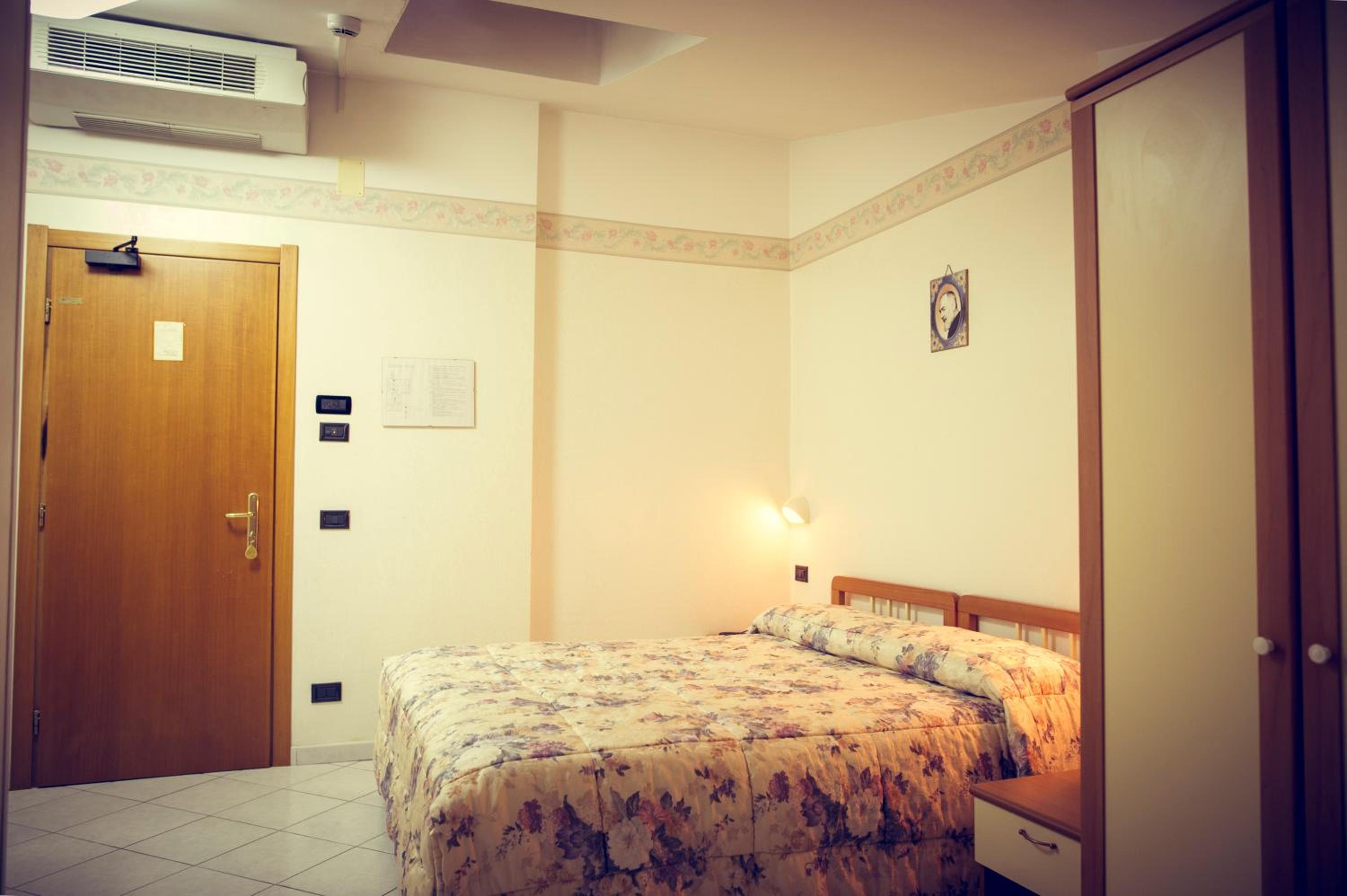 Economy Double Room - Photo 6