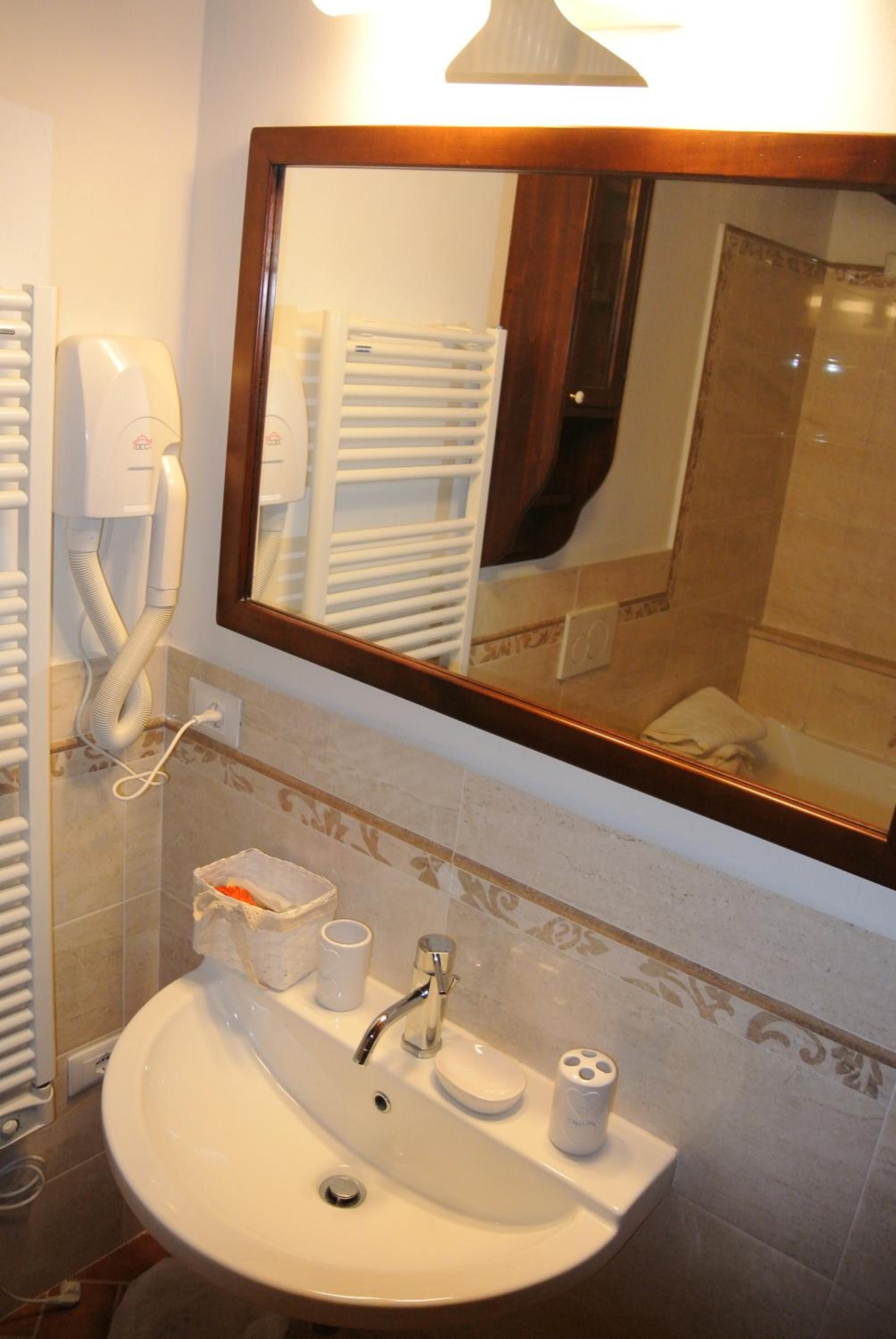 Large Double or Twin Room - Photo 3