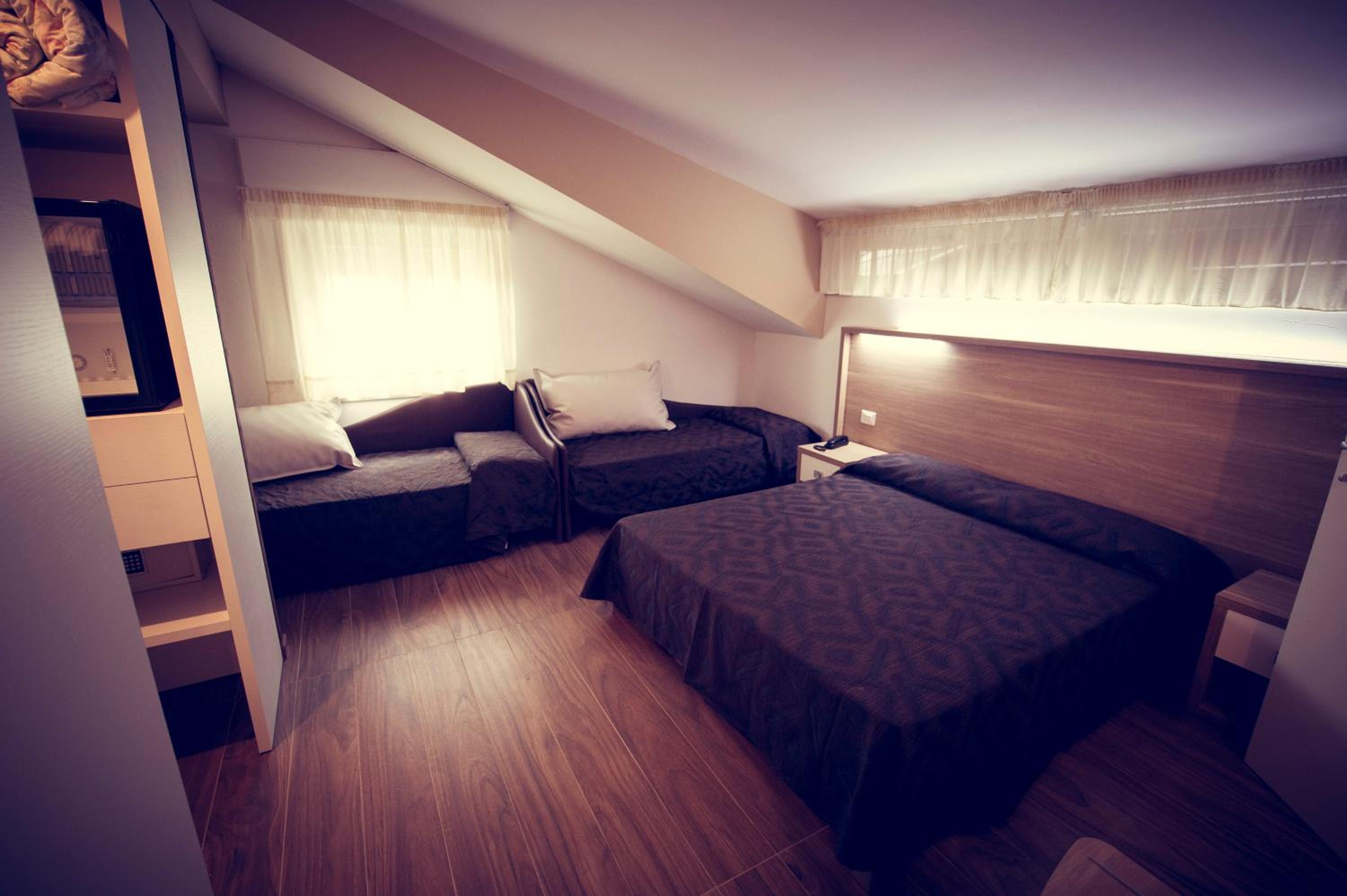 Superior Quadruple Room - Photo 10