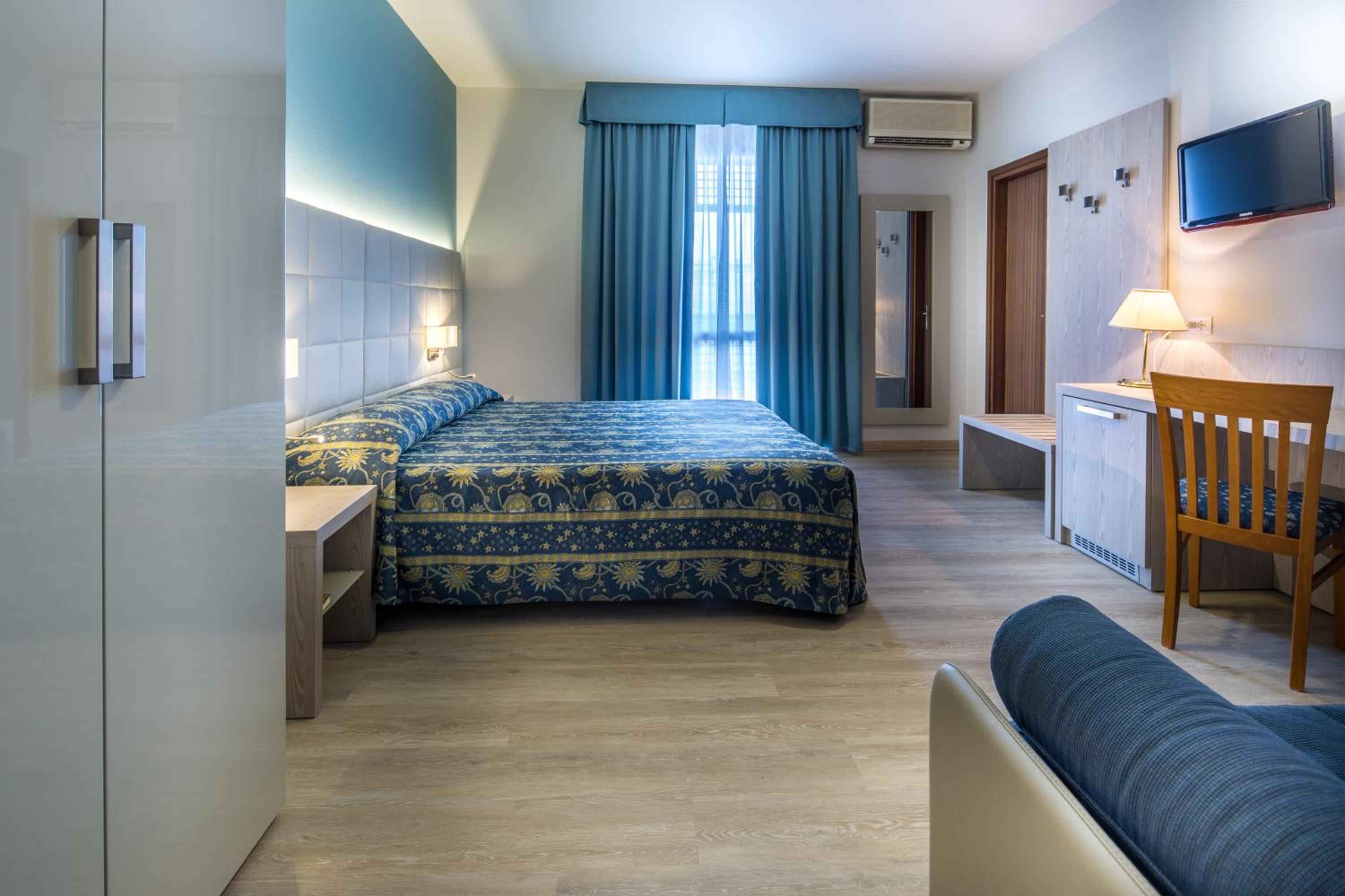Panoramic Quadruple room with Sea View photo 2