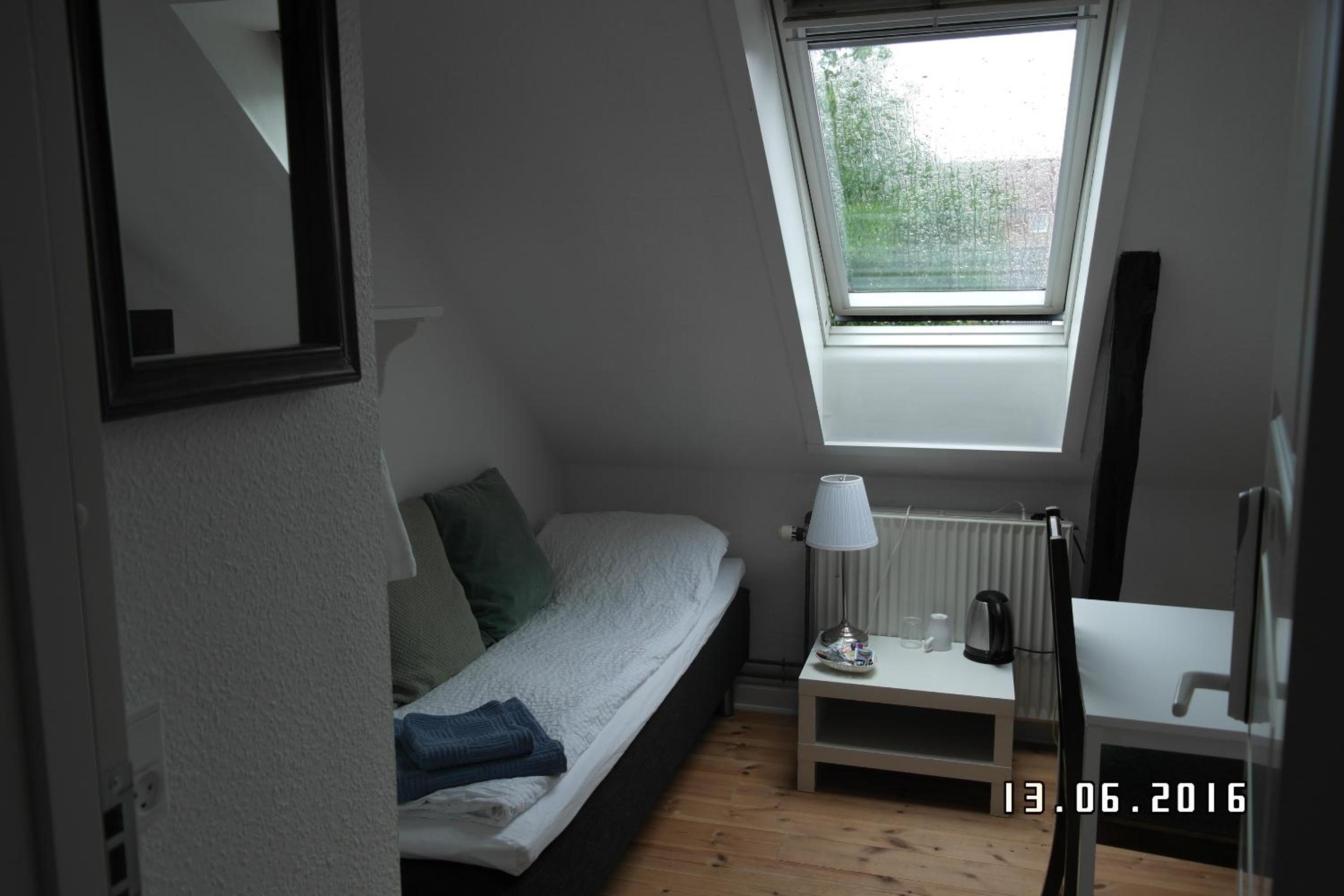 Small Single Room photo 3