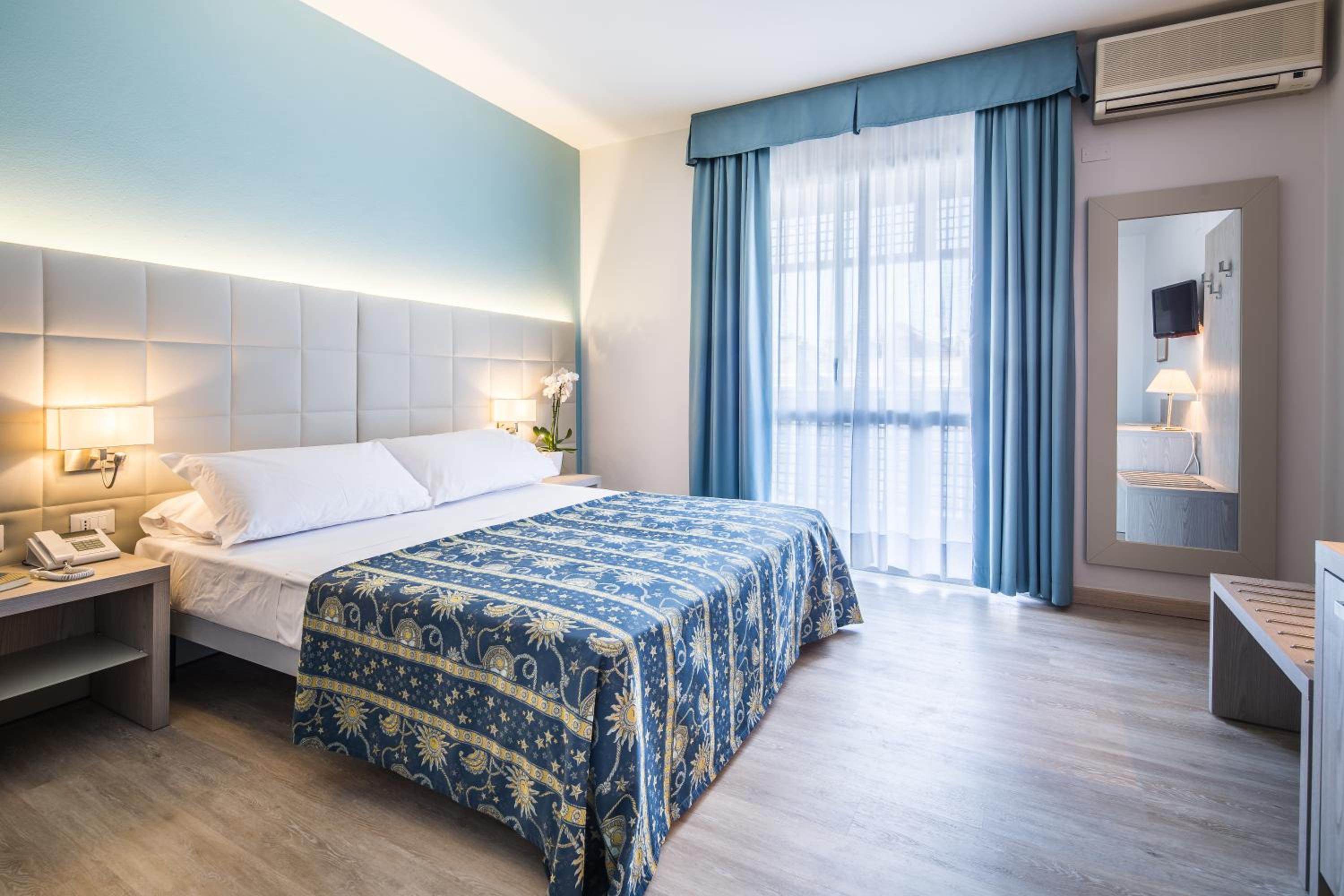 Panoramic Double Room with Balcony and Partial Sea View - Photo 1