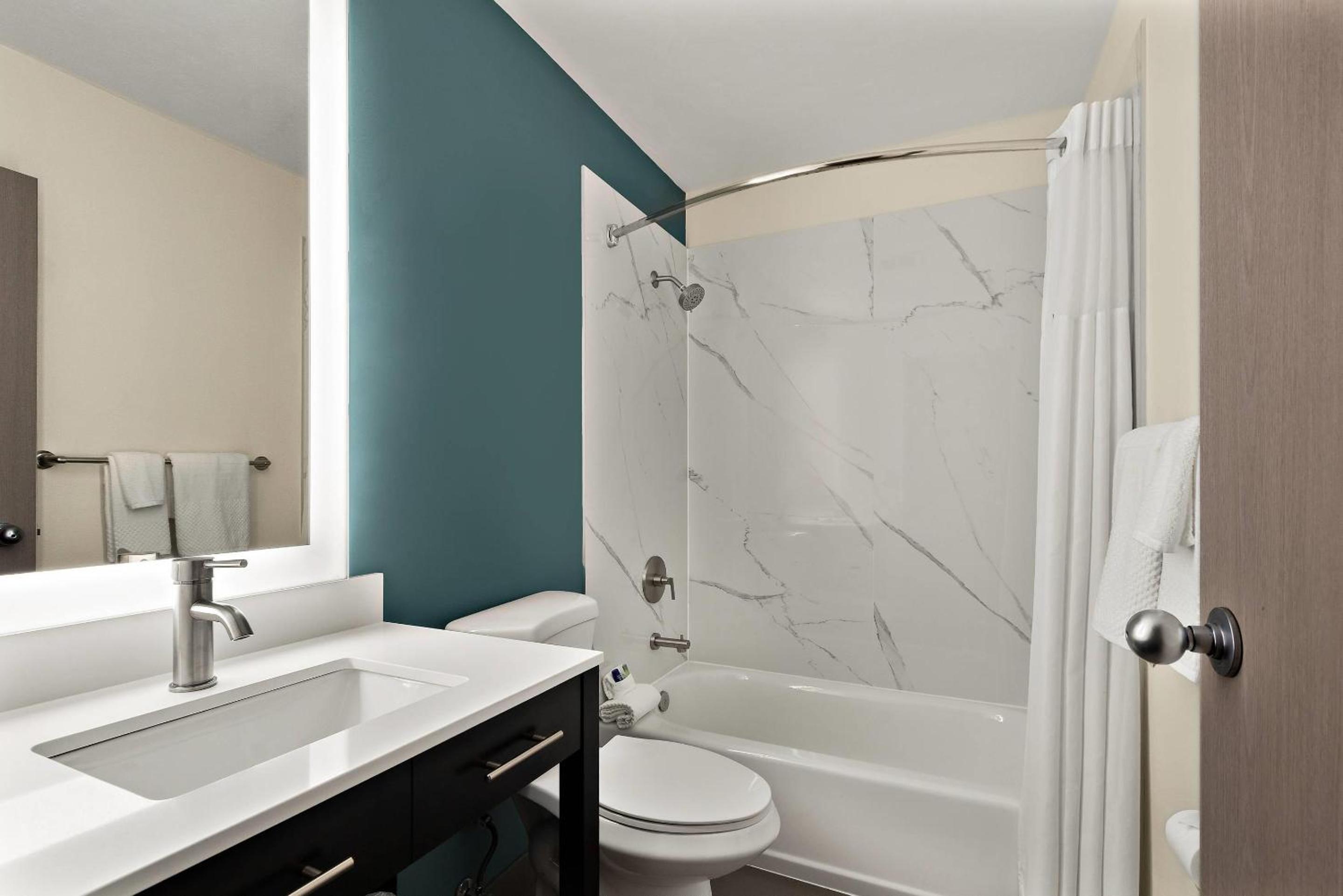 Queen Suite with Two Queen Beds - Non-Smoking photo 2