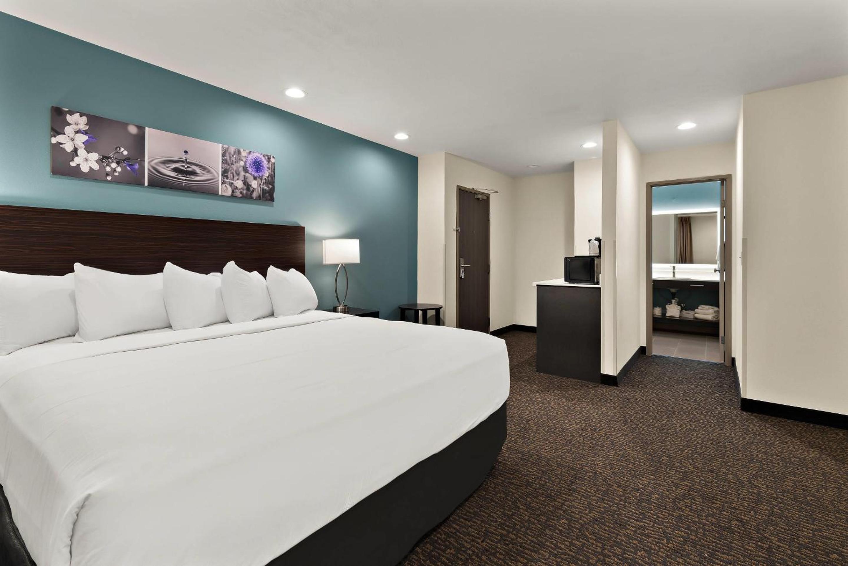 Quadruple Room with Two King Beds - Non Smoking photo 3