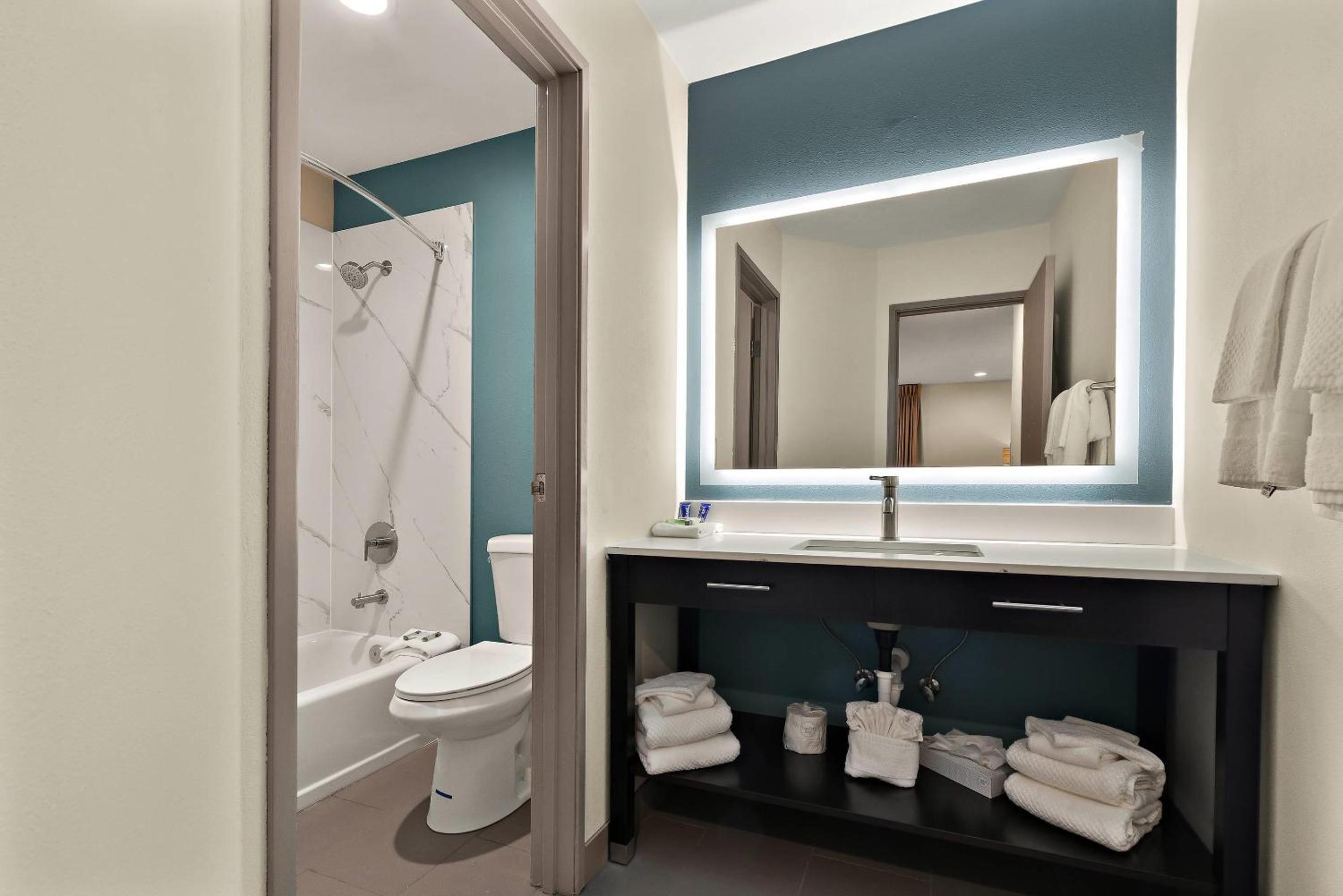 Queen Suite with Two Queen Beds - Non-Smoking photo 3