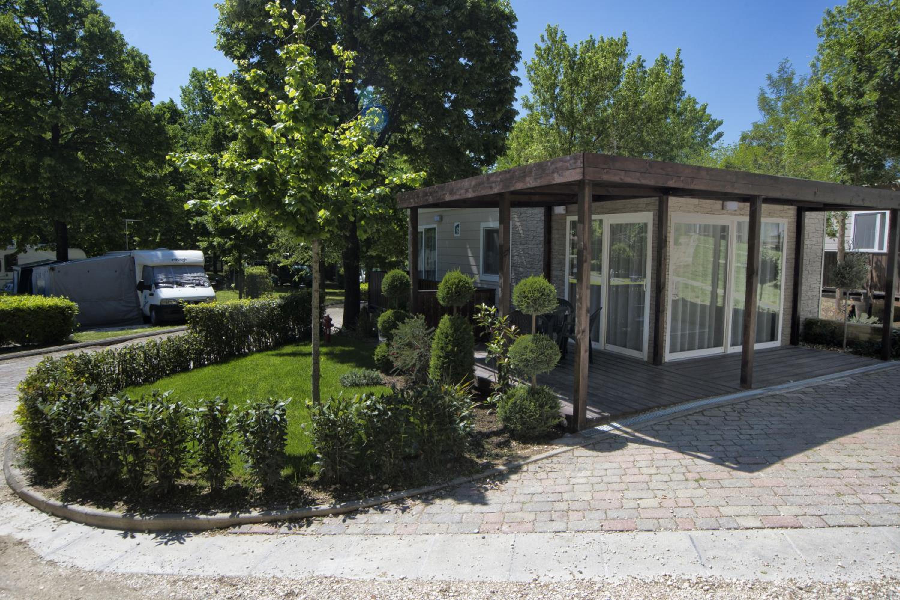 Deluxe Bungalow with Kitchen and Patio photo 3