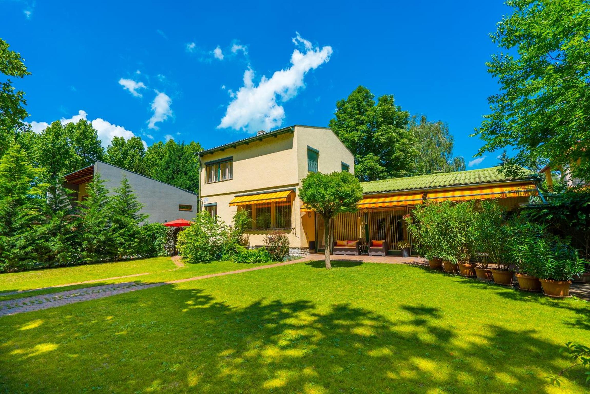 Five-Bedroom House - Photo 3