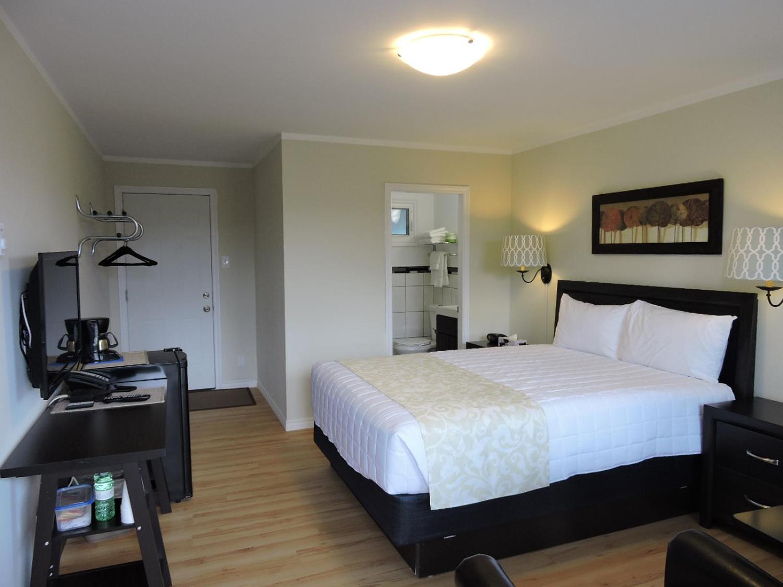 Queen Room with Balcony photo 2