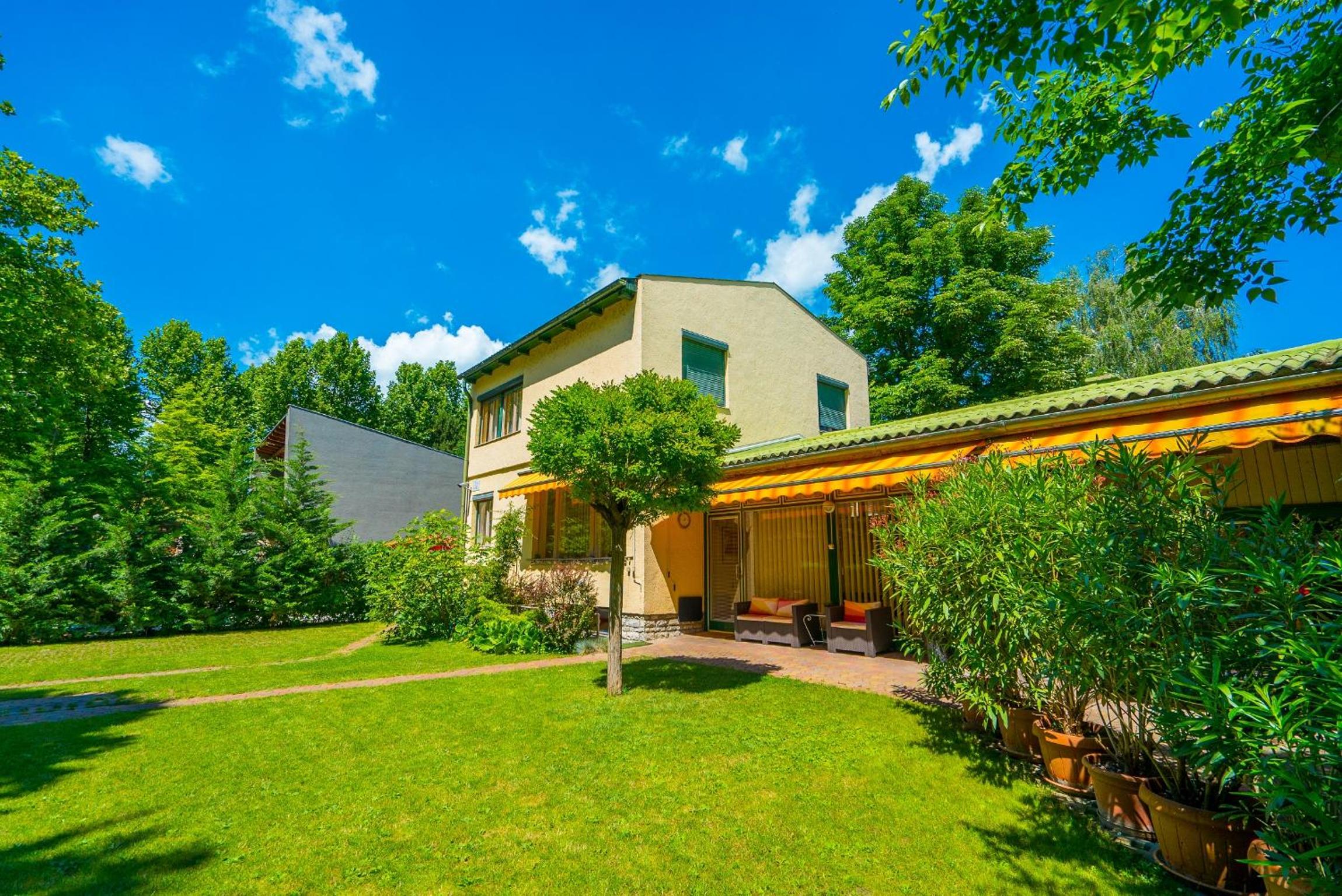 Five-Bedroom House - Photo 24