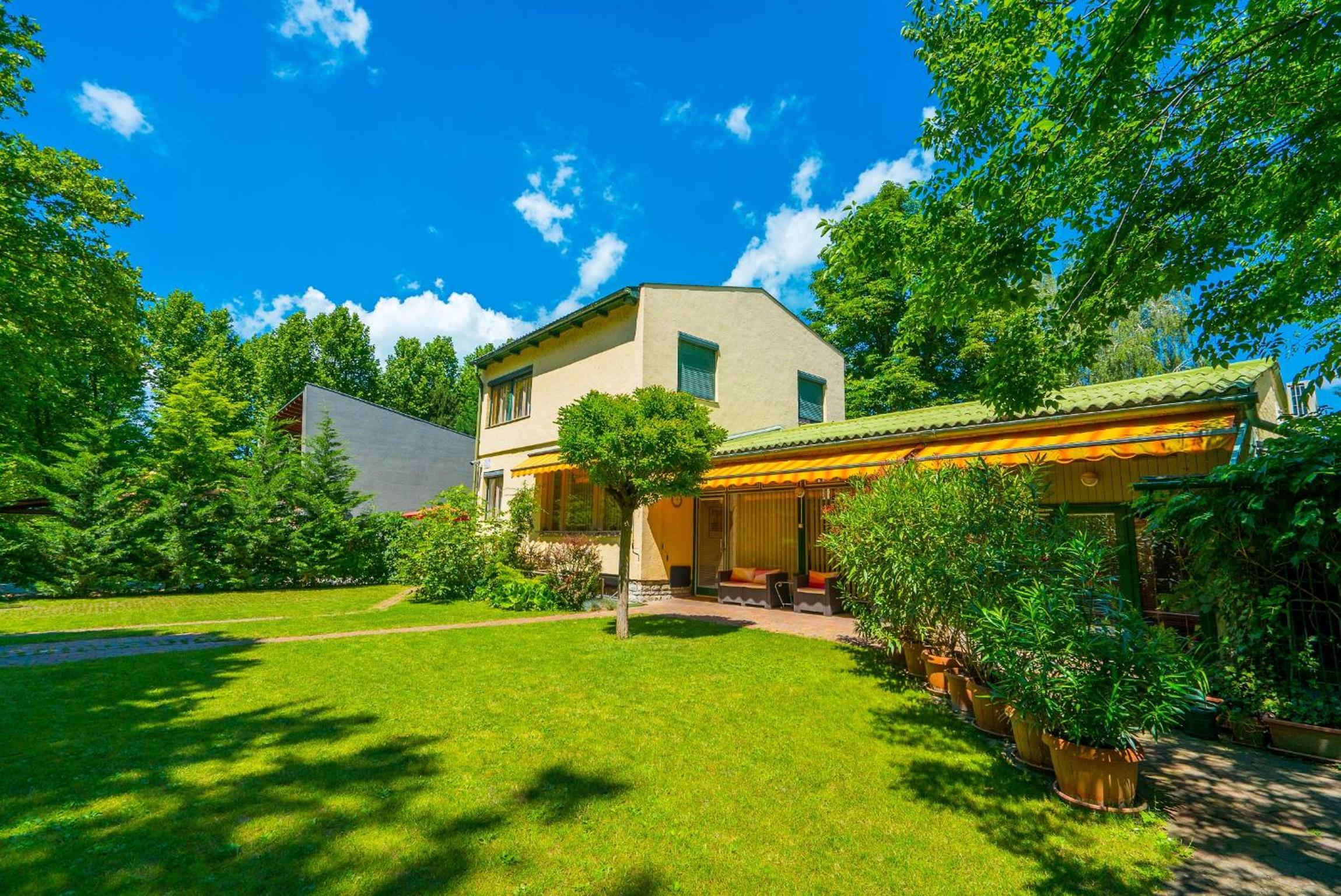 Five-Bedroom House - Photo 7