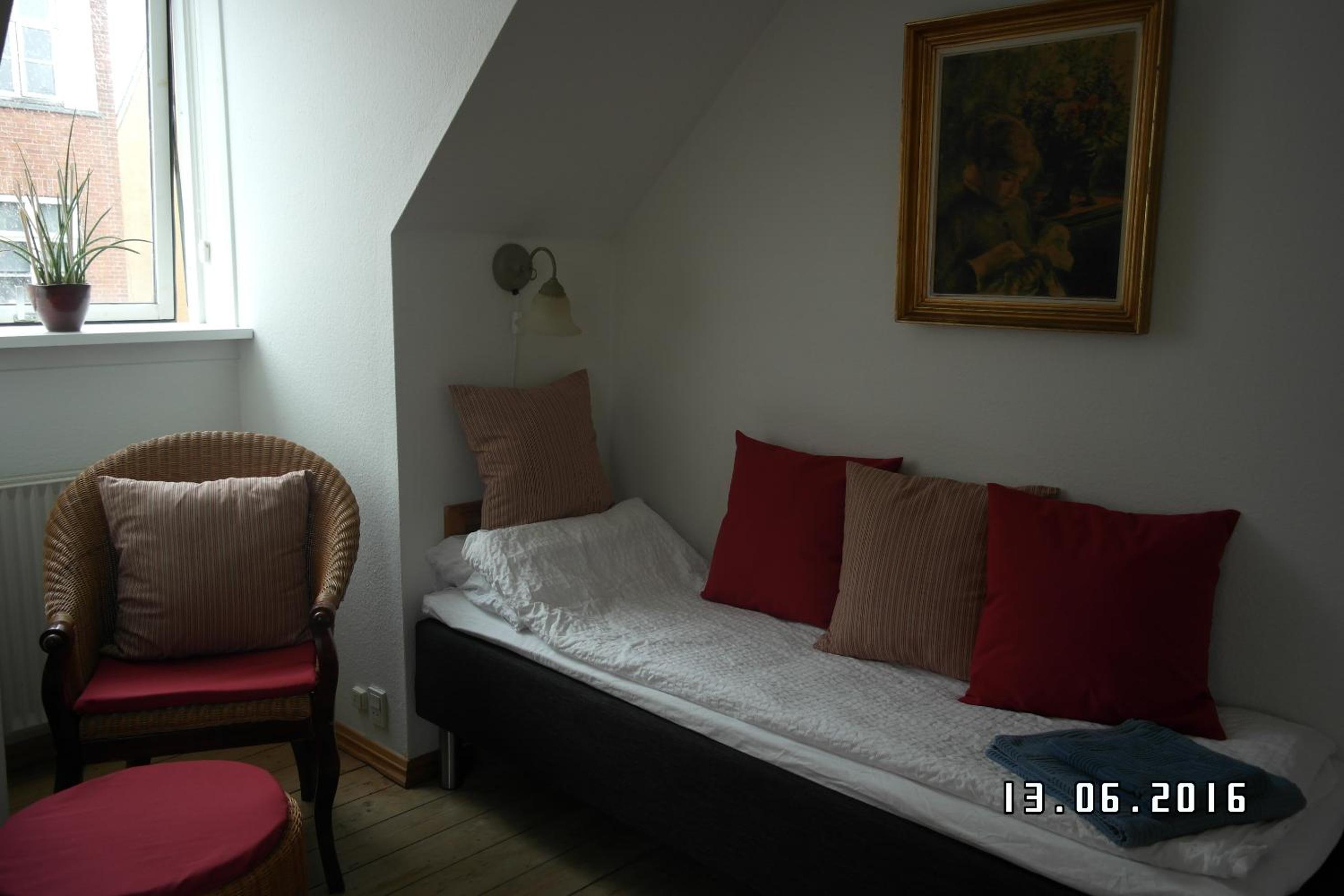 Single Room photo 2