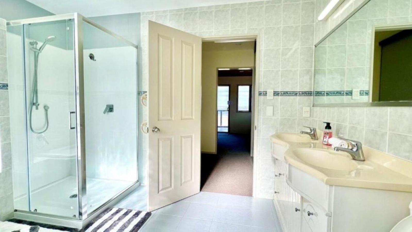Four-Bedroom House photo 3
