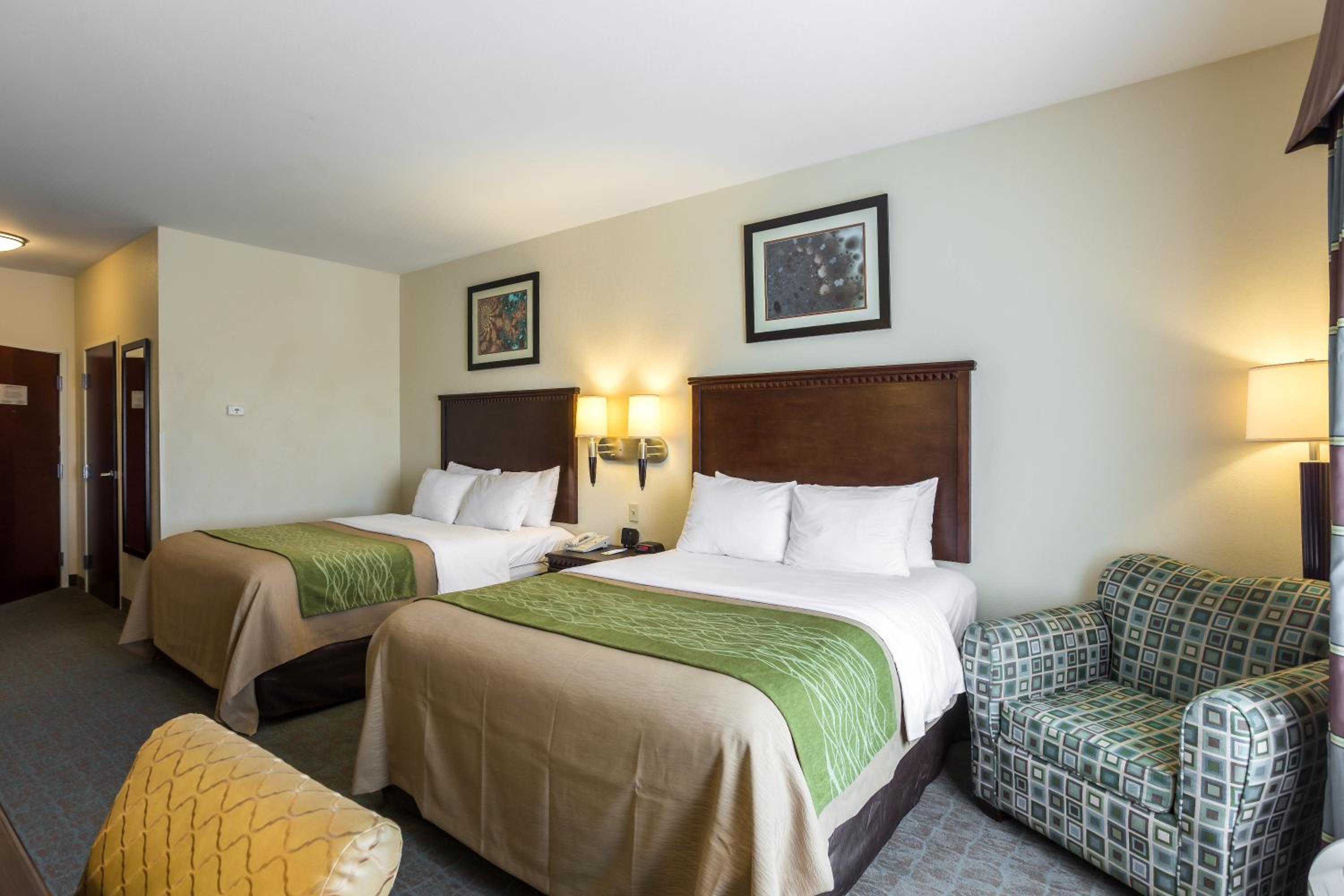 Queen Room with Three Queen Beds - Accessible/Non-Smoking - Photo 3