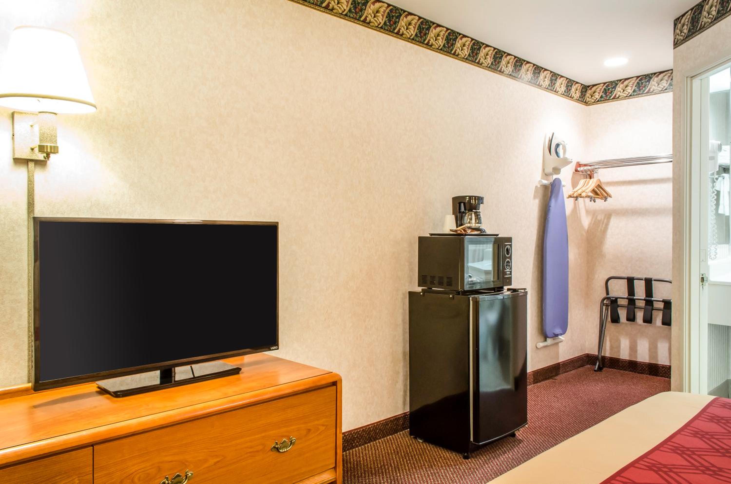 King Room - Non-Smoking - Photo 3