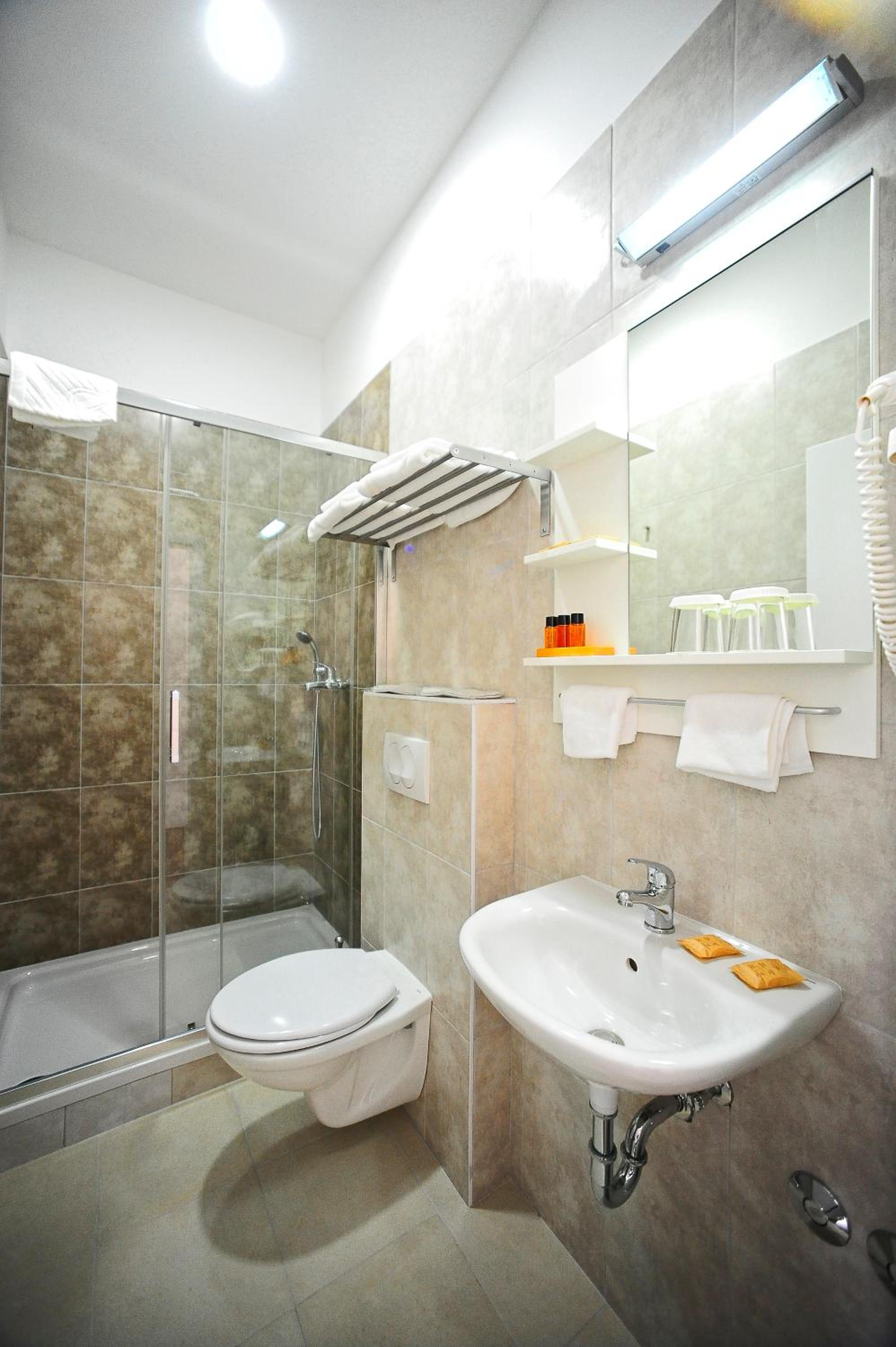 Deluxe Double Room with Extra Bed photo 3