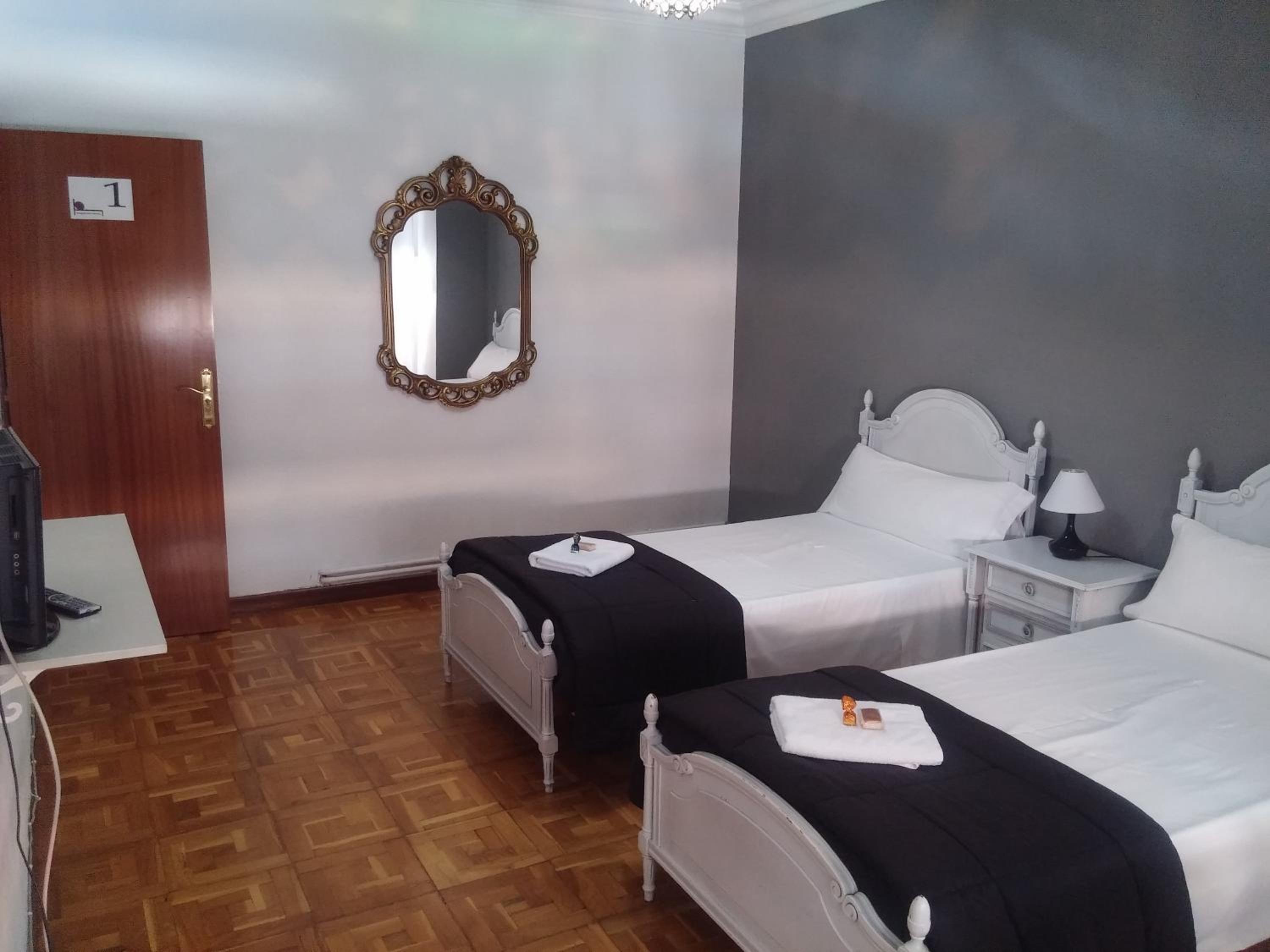 Twin Room with Shared Bathroom photo 2