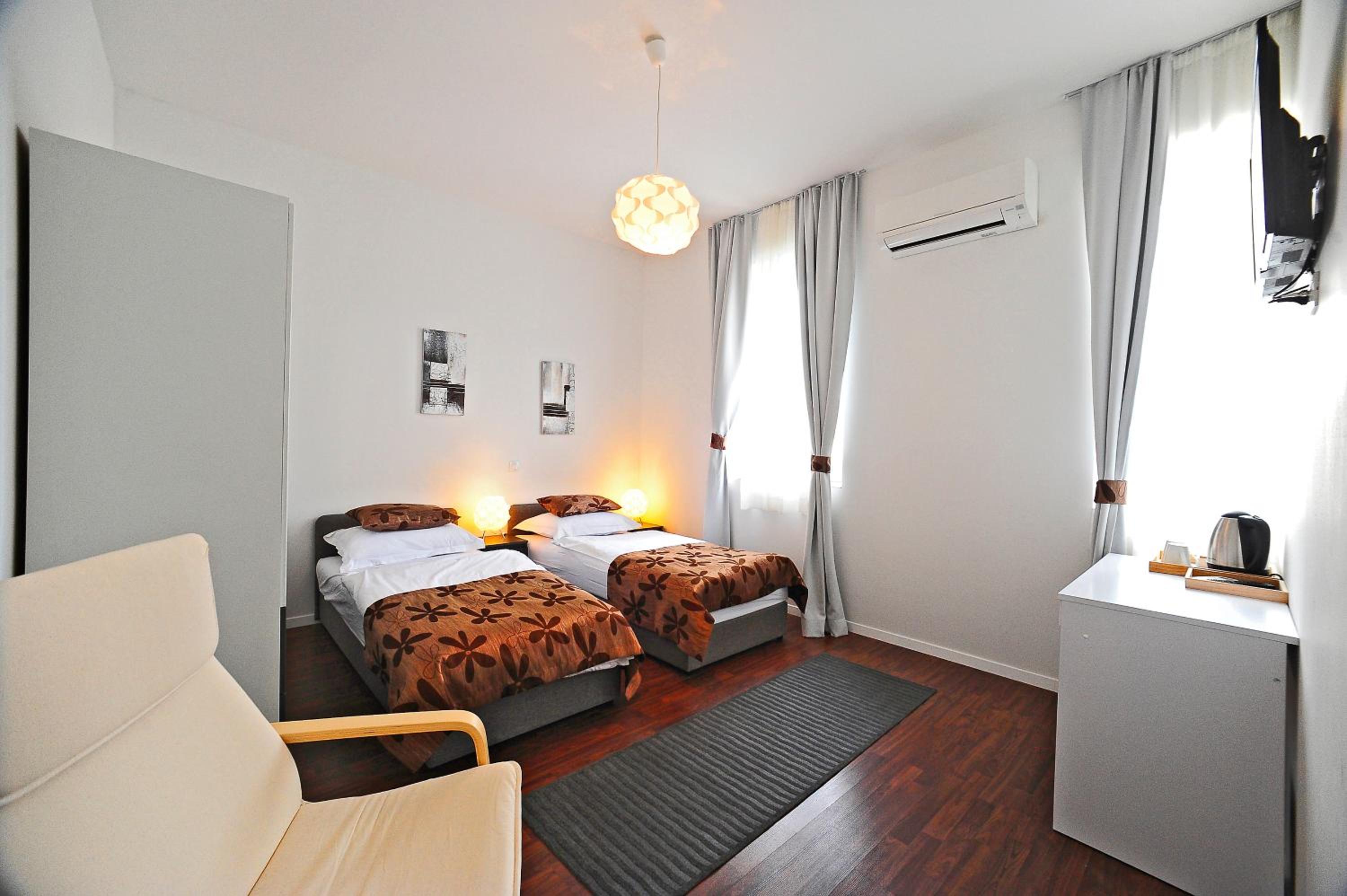 Twin Room with Private Bathroom photo 3