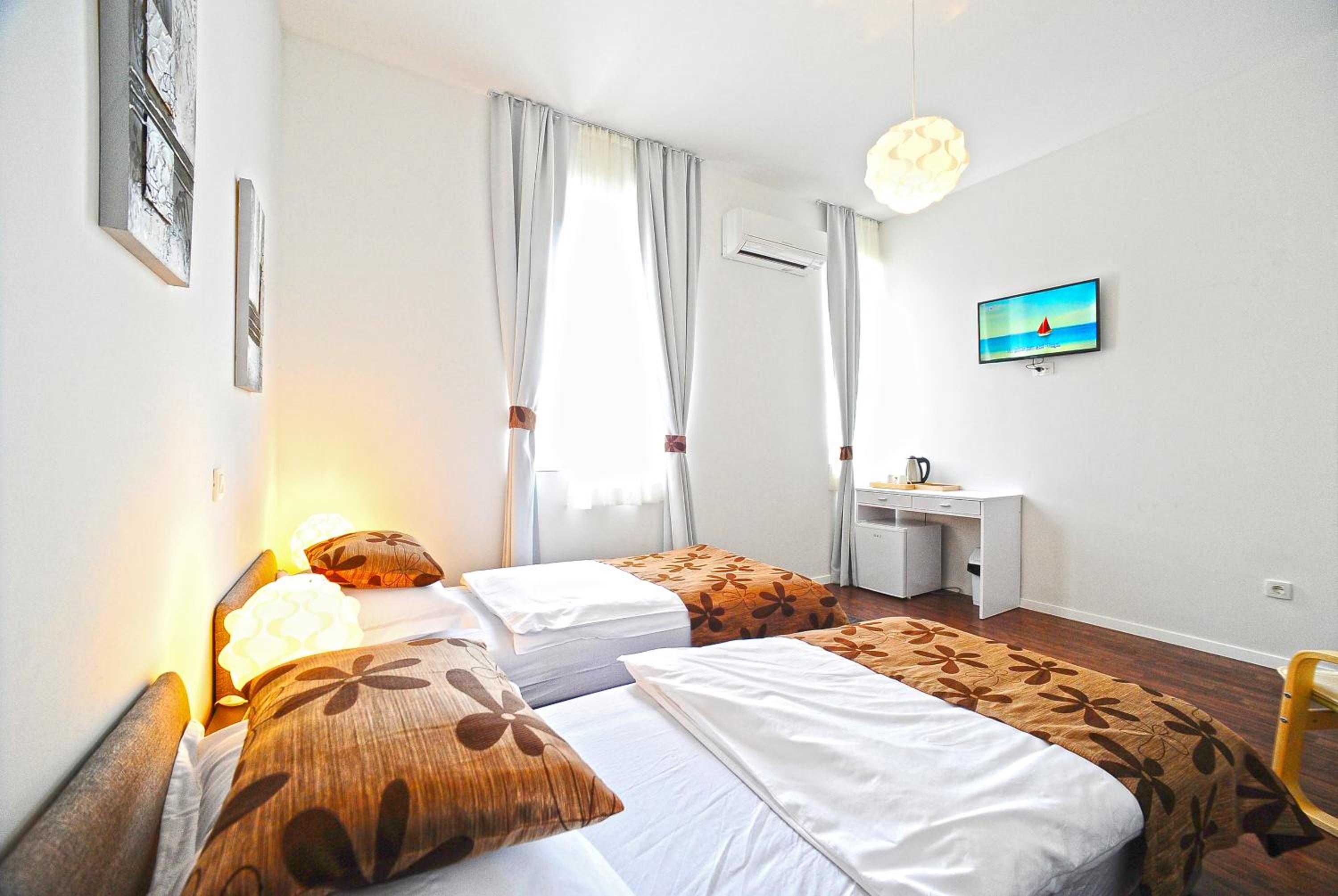 Twin Room with Private Bathroom photo 2