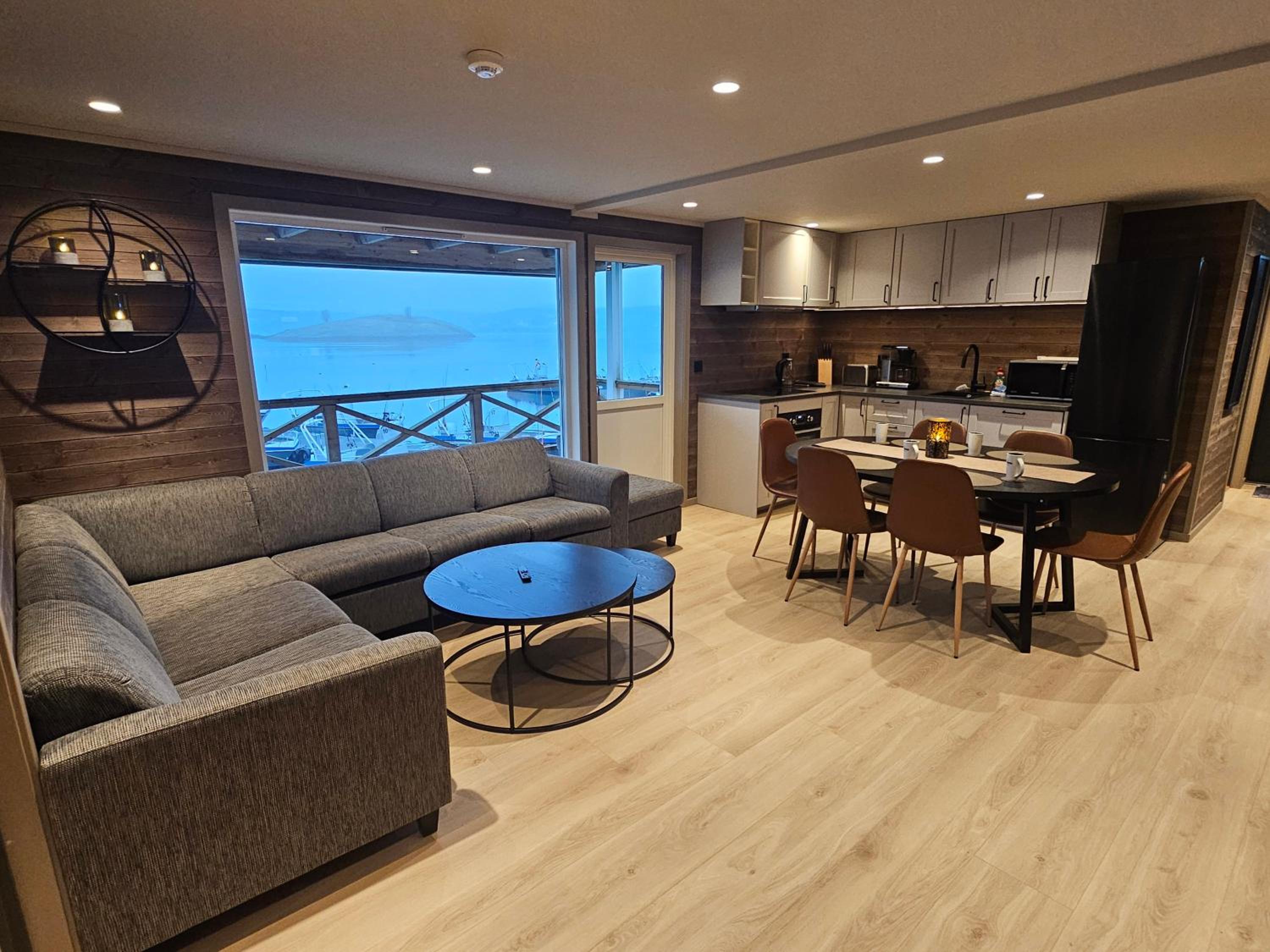 Three-Bedroom Apartment with Sea View photo 2